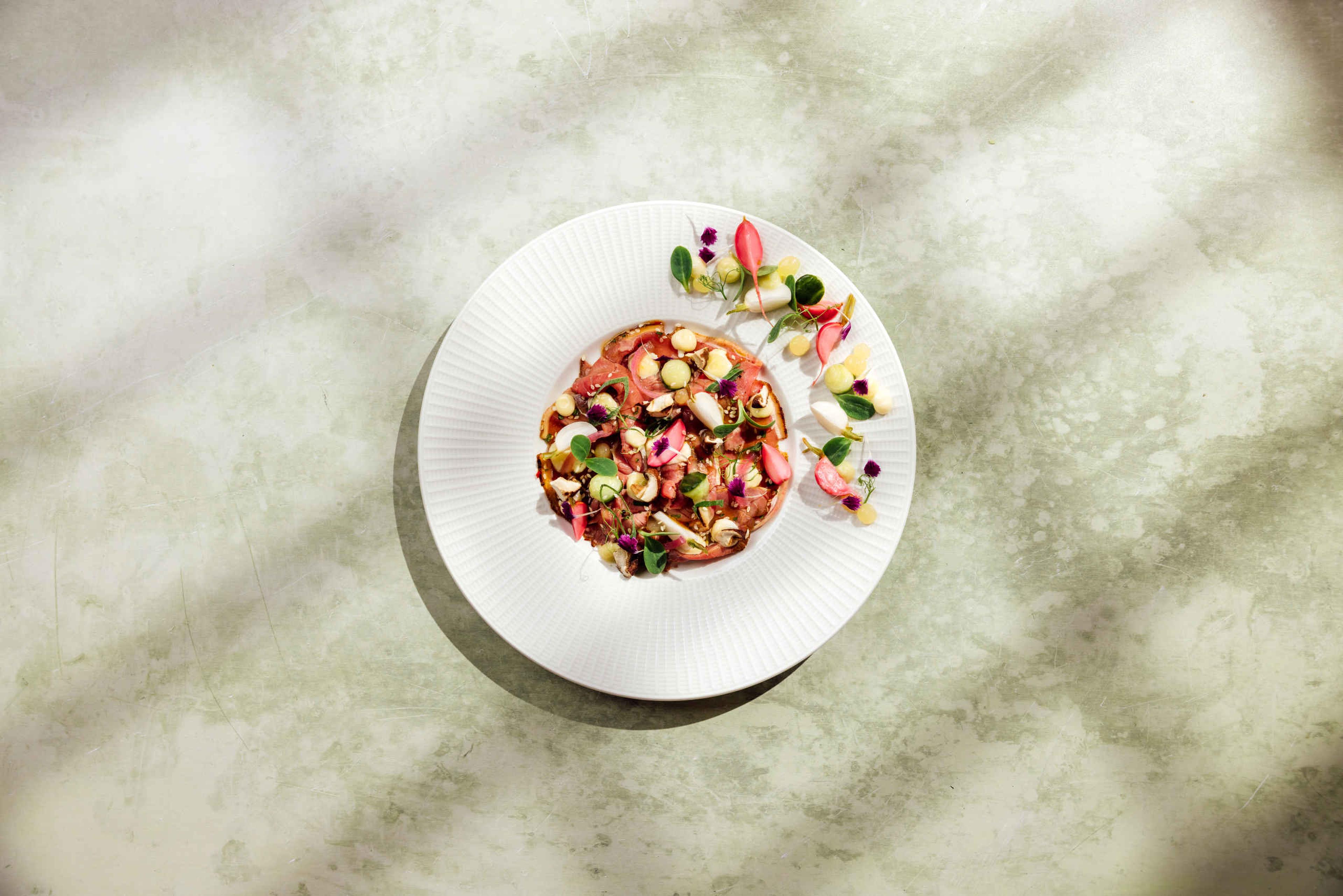 Opgemaakt bord voorgerecht bij Restaurant Kasteel Steenenburg