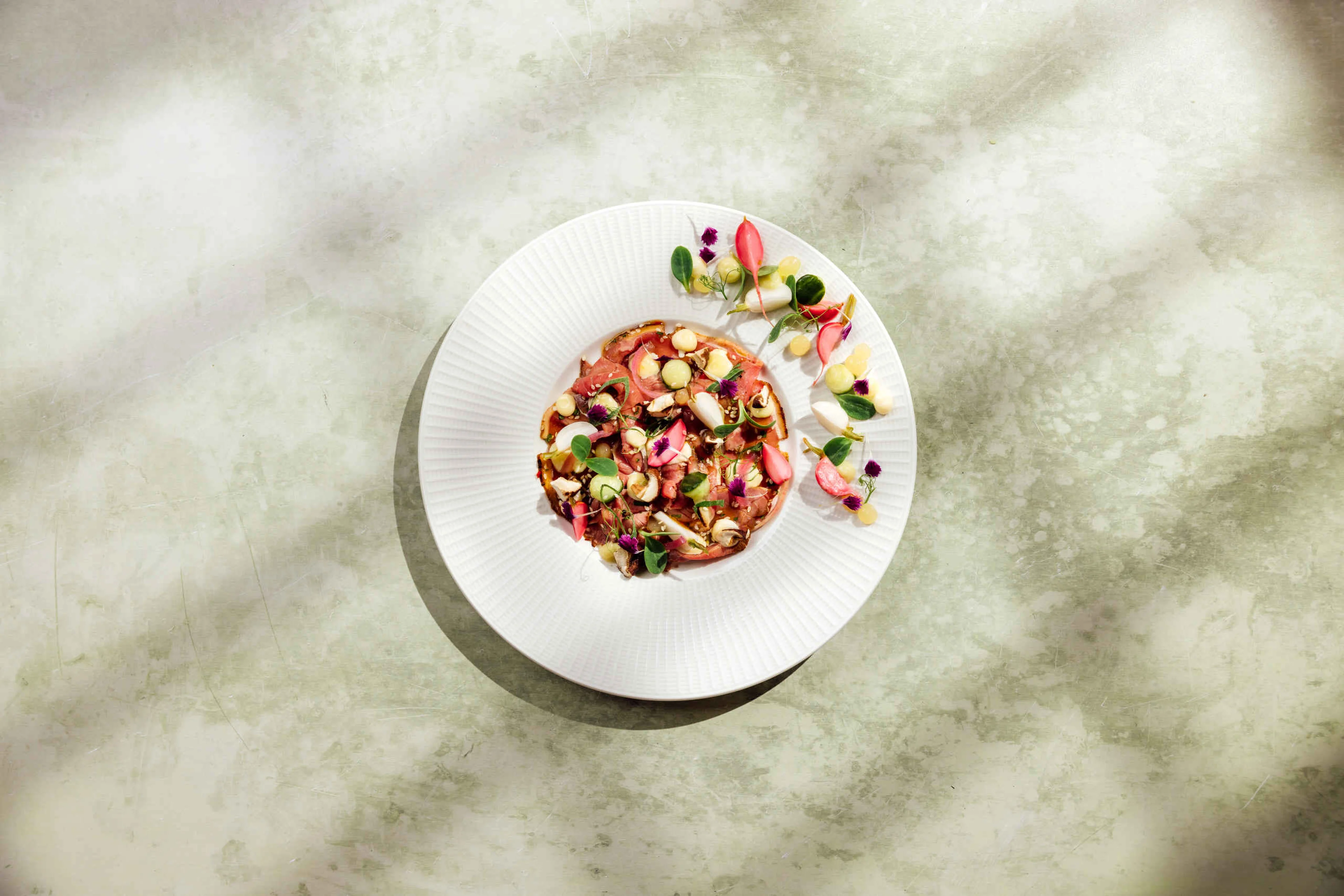 Opgemaakt bord voorgerecht bij Restaurant Kasteel Steenenburg