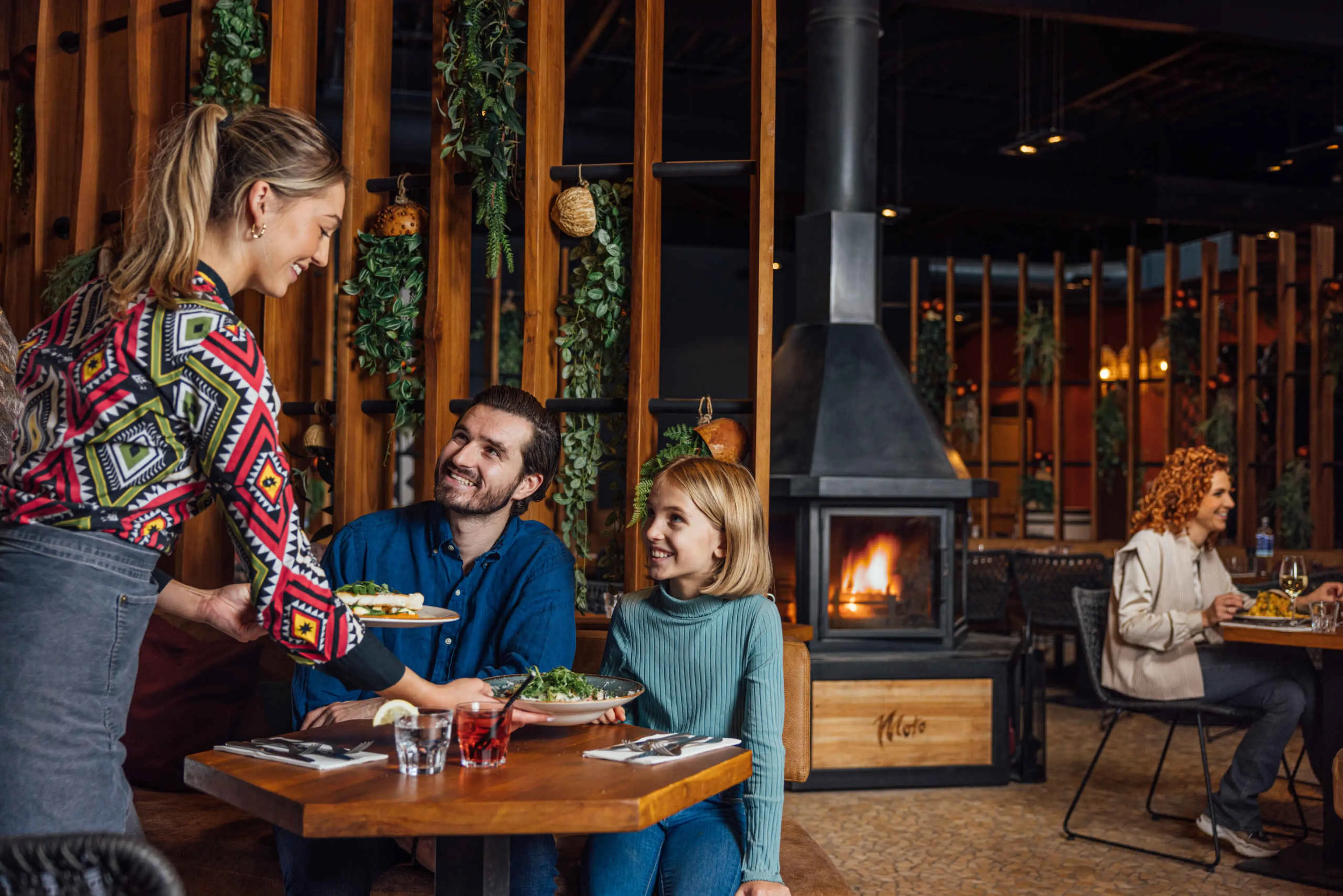 Een gezin zit te dineren bij restaurant Moto in Safari Resort Beekse Bergen.