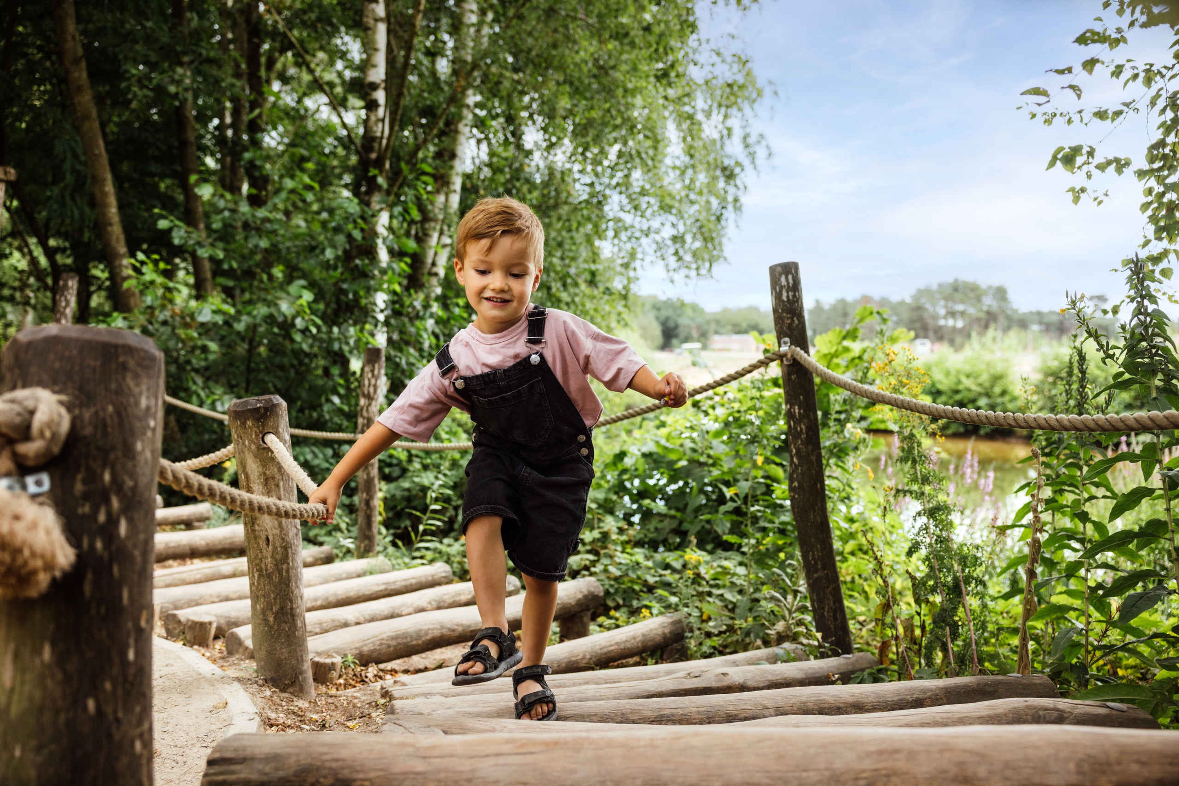 Een jongen loopt over een avonturenpaadje bij Safaripark Beekse Bergen.
