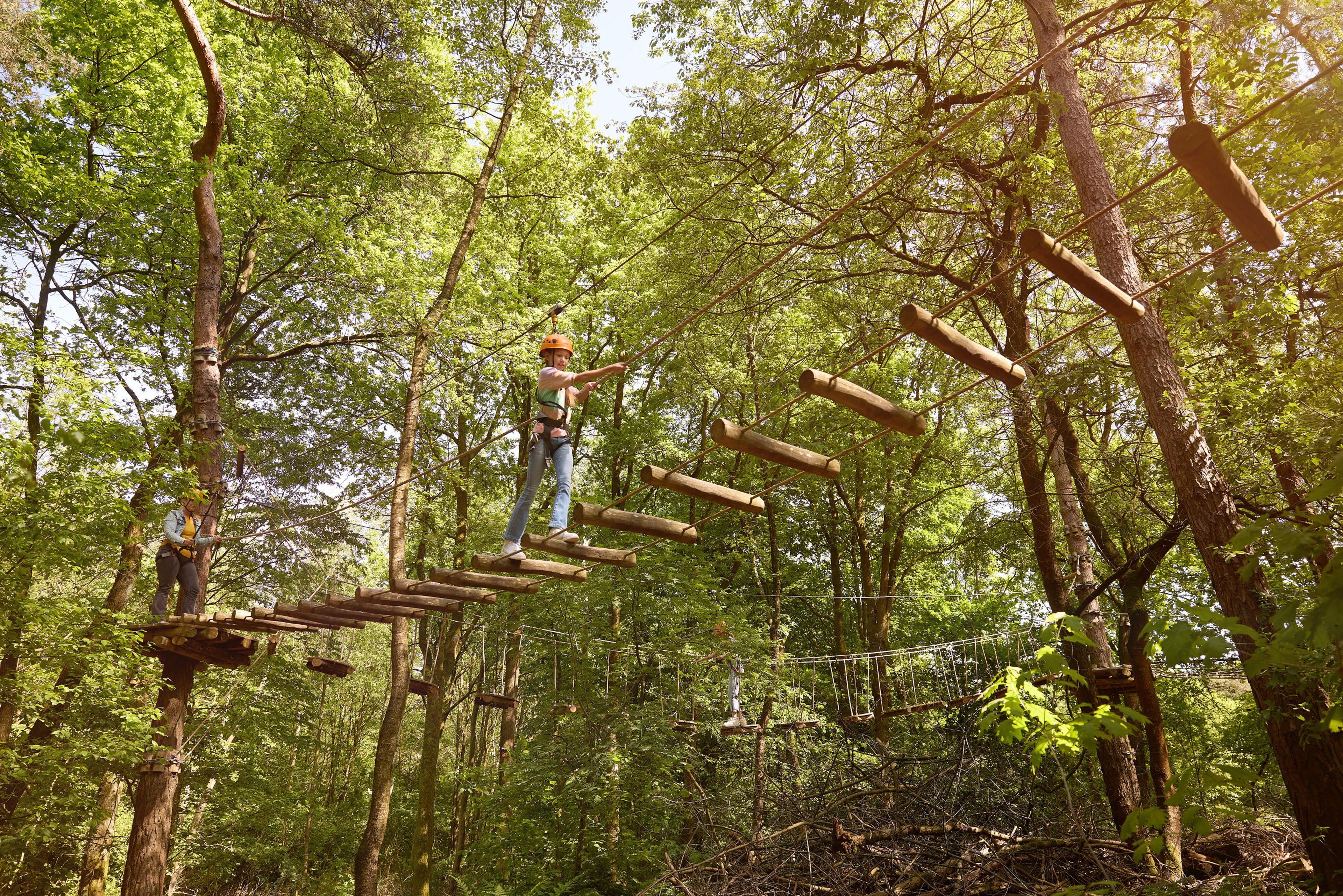 Kind op touwbrug van klimparcours bij Klimrijk Brabant