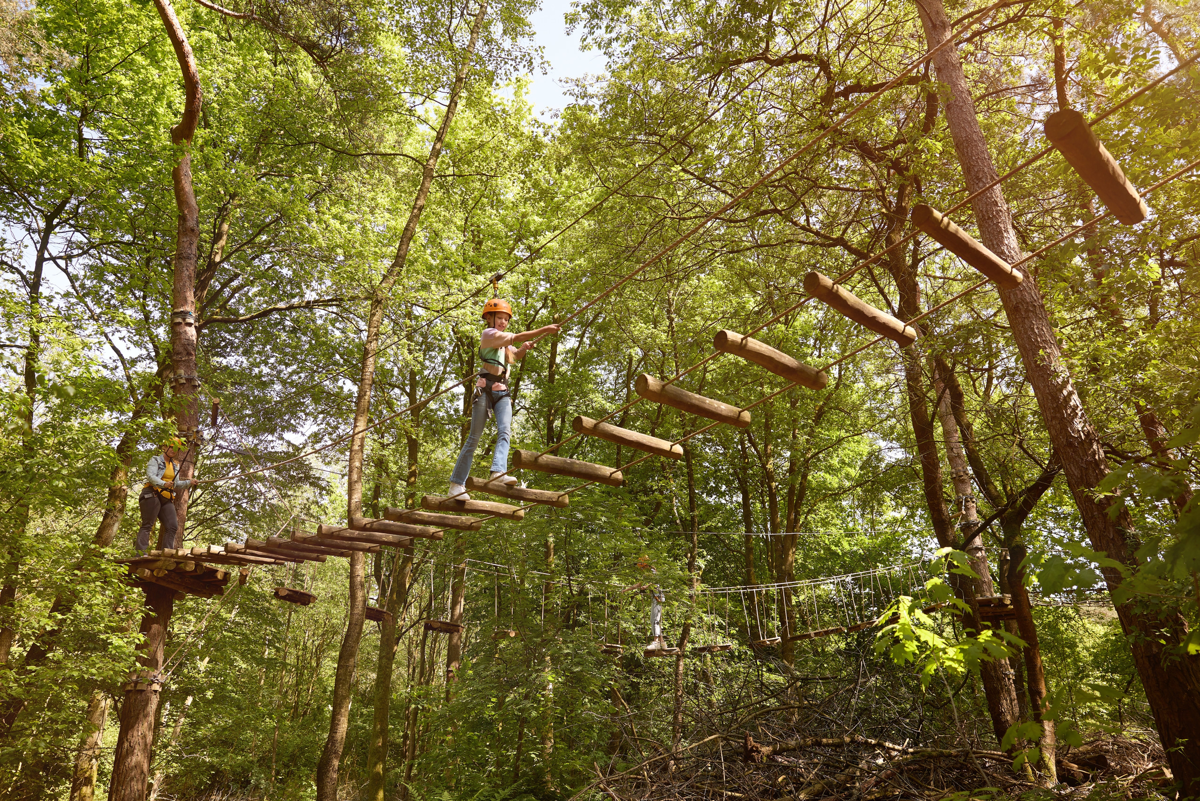 Kind op touwbrug van klimparcours bij Klimrijk Brabant