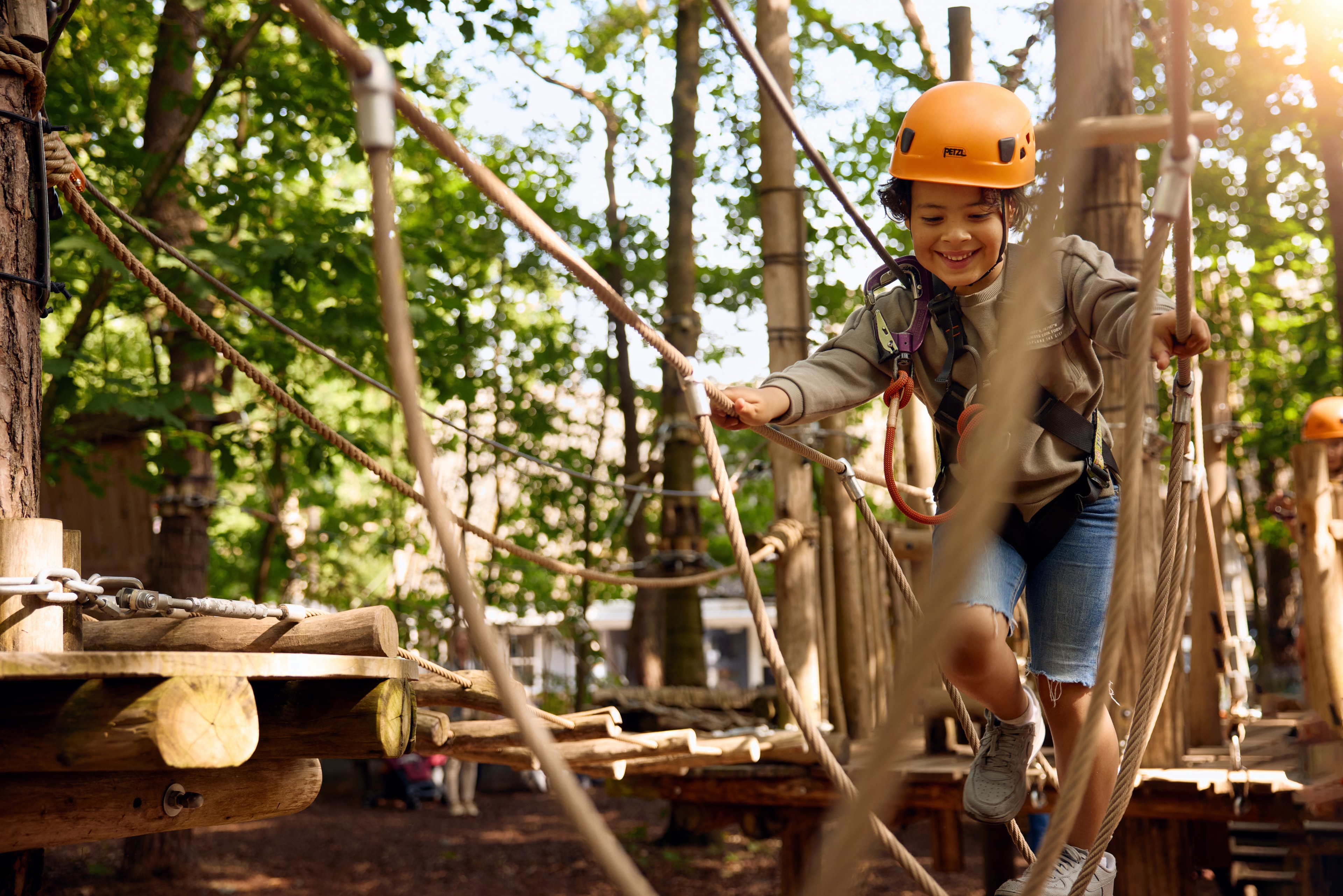 Jongen op een hindernis met touwen van het Pico Parcours bij Klimrijk Brabant