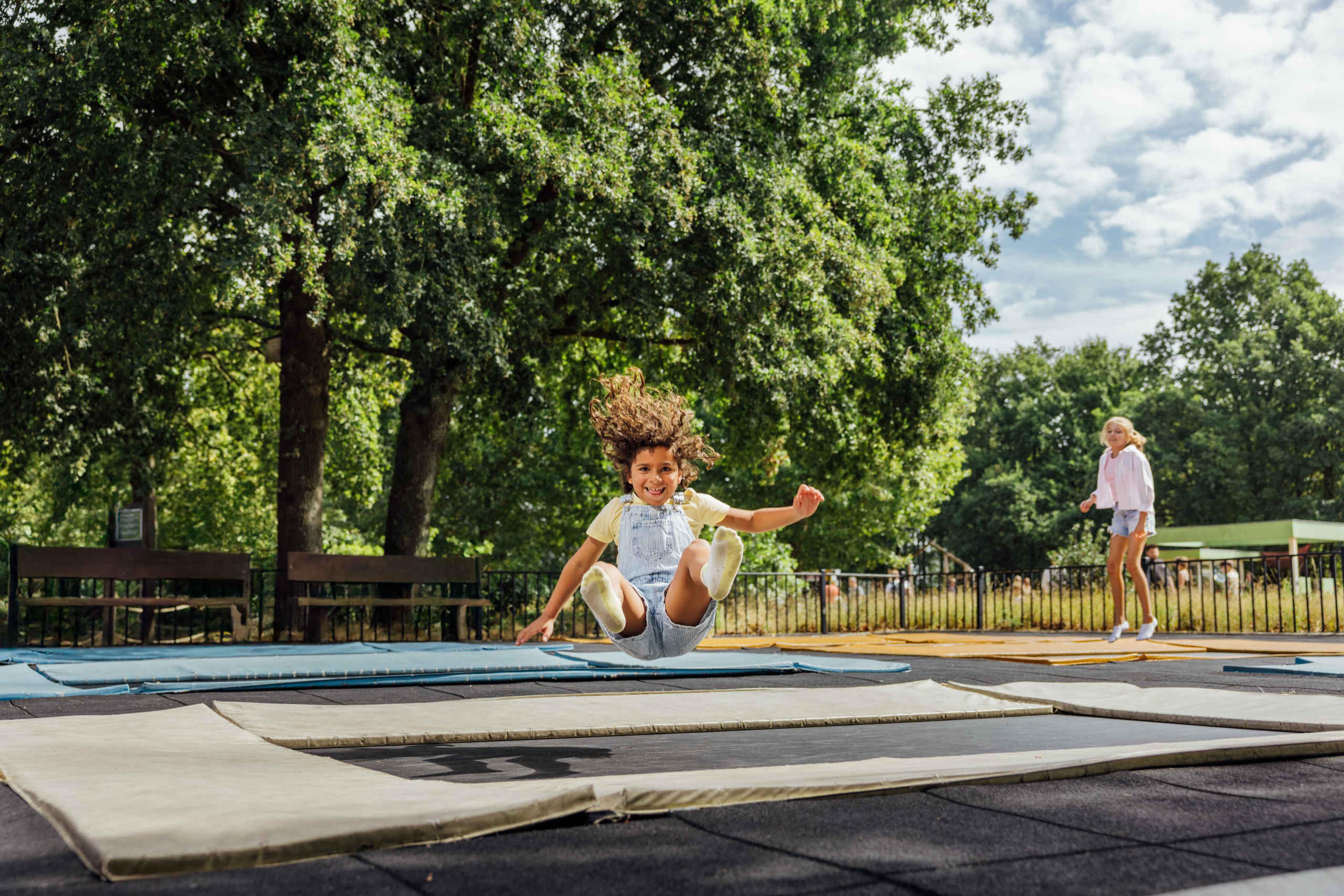 Een kind springt op de trampolines van Speelland Outdoor Beekse Bergen