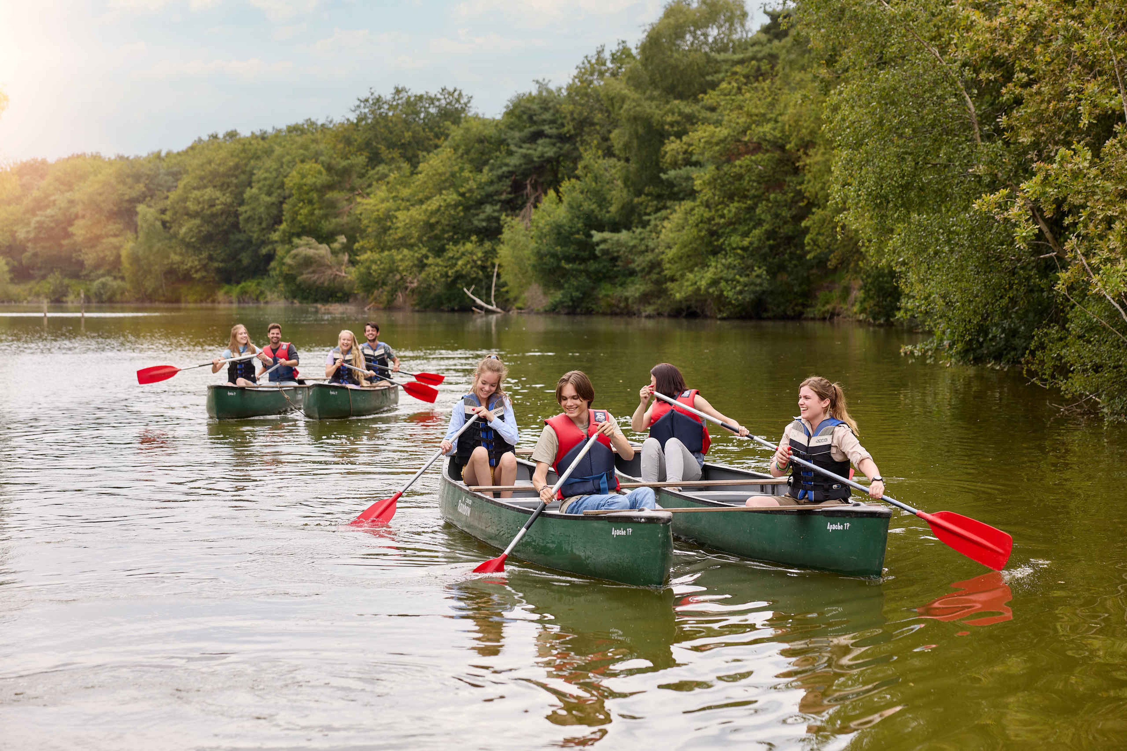 Groep vrienden tijdens kanosafari vooraanzicht in Safaripark Beekse Bergen