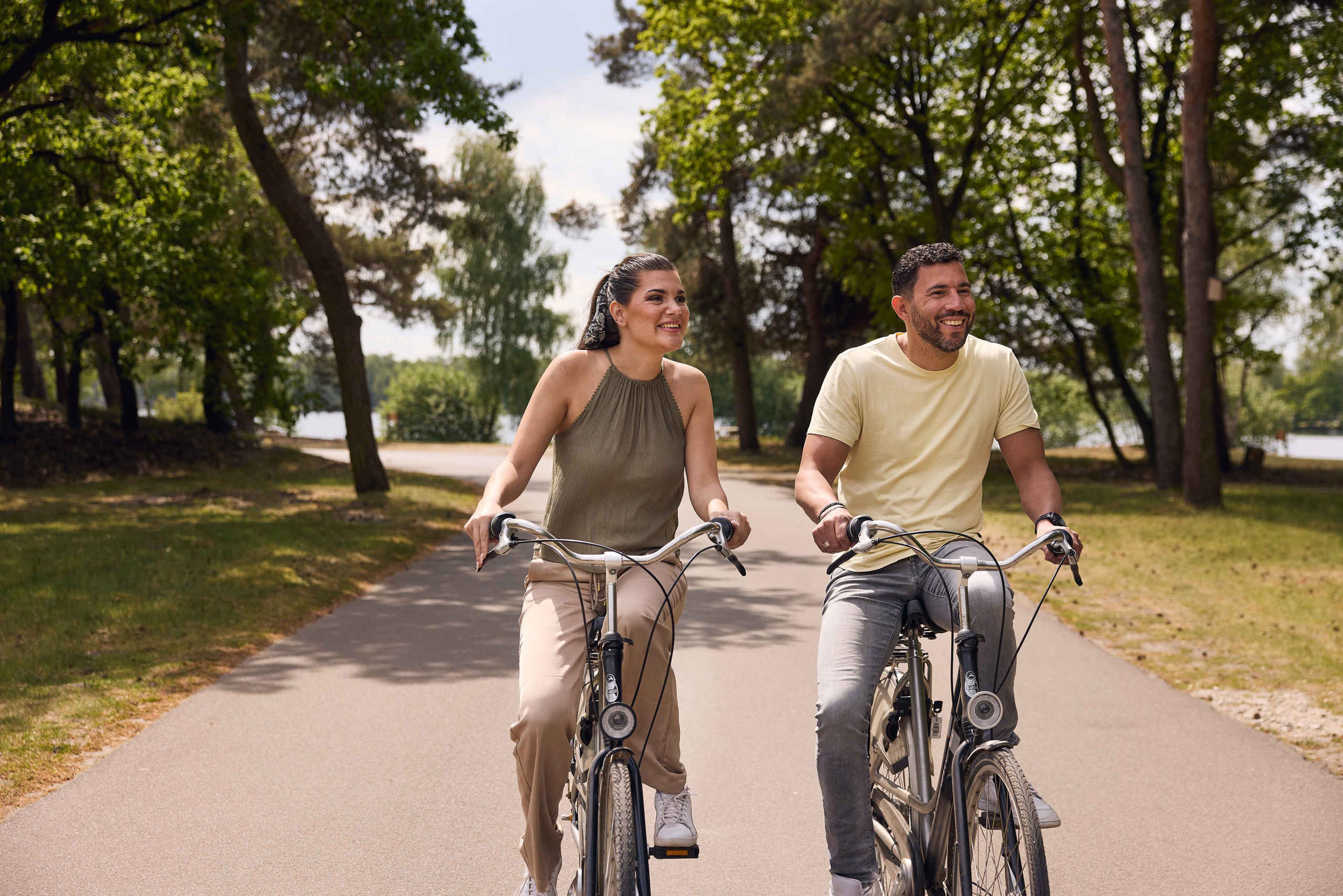 Fietsend koppel in de natuur van Lake Resort Beekse Bergen