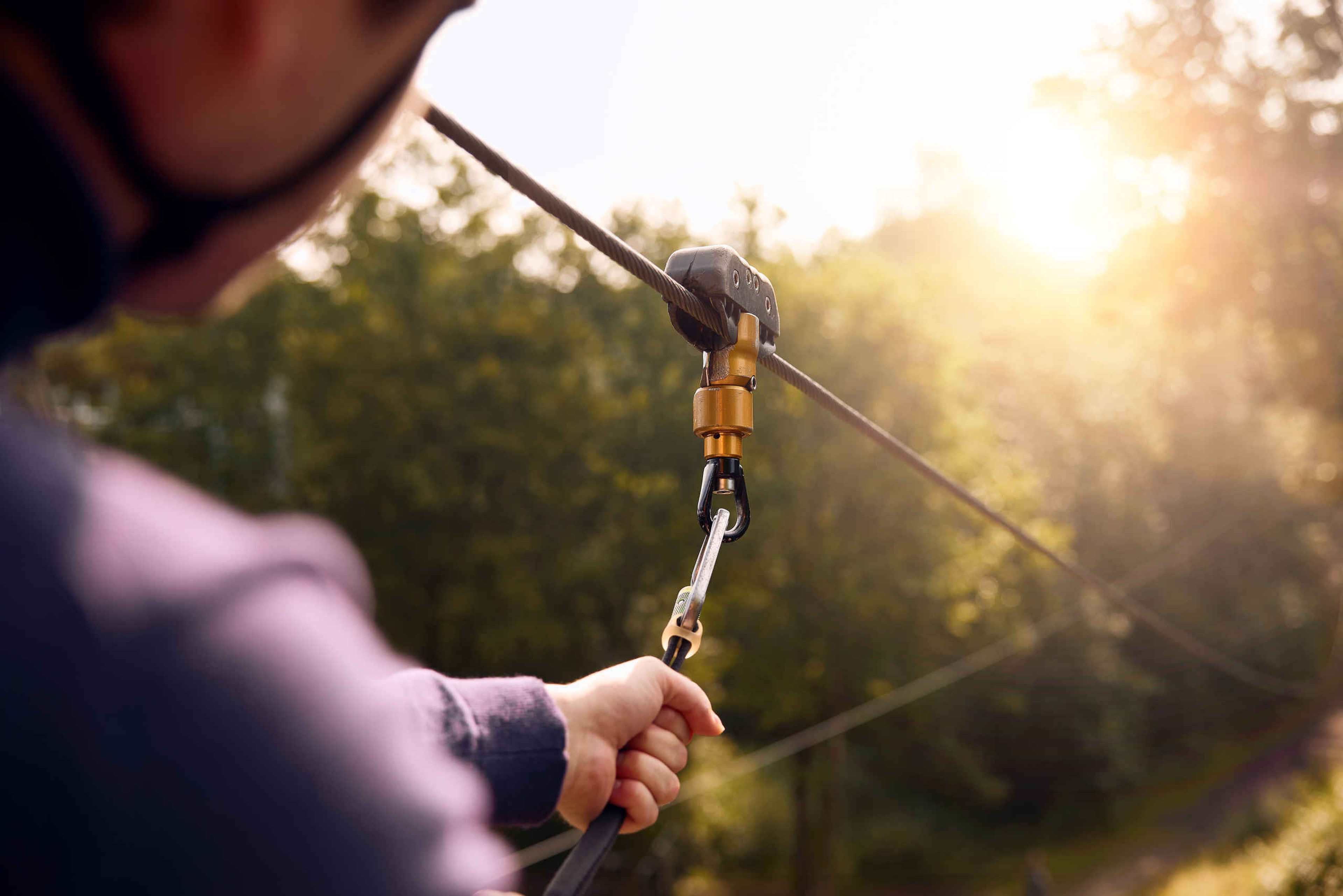 Iemand gaat van de ziplijn bij Klimrijk Brabant