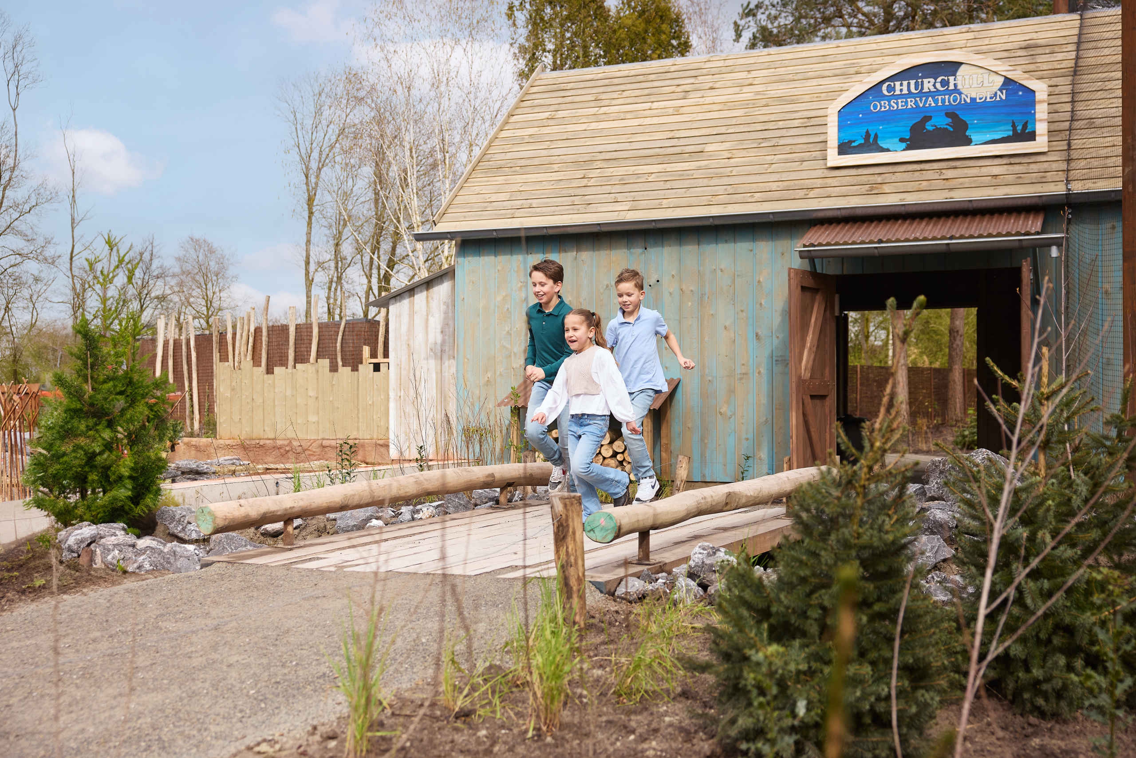 Kinderen twee jongens en een meisje rennen in het Churchillgebied in AquaZoo Leeuwarden