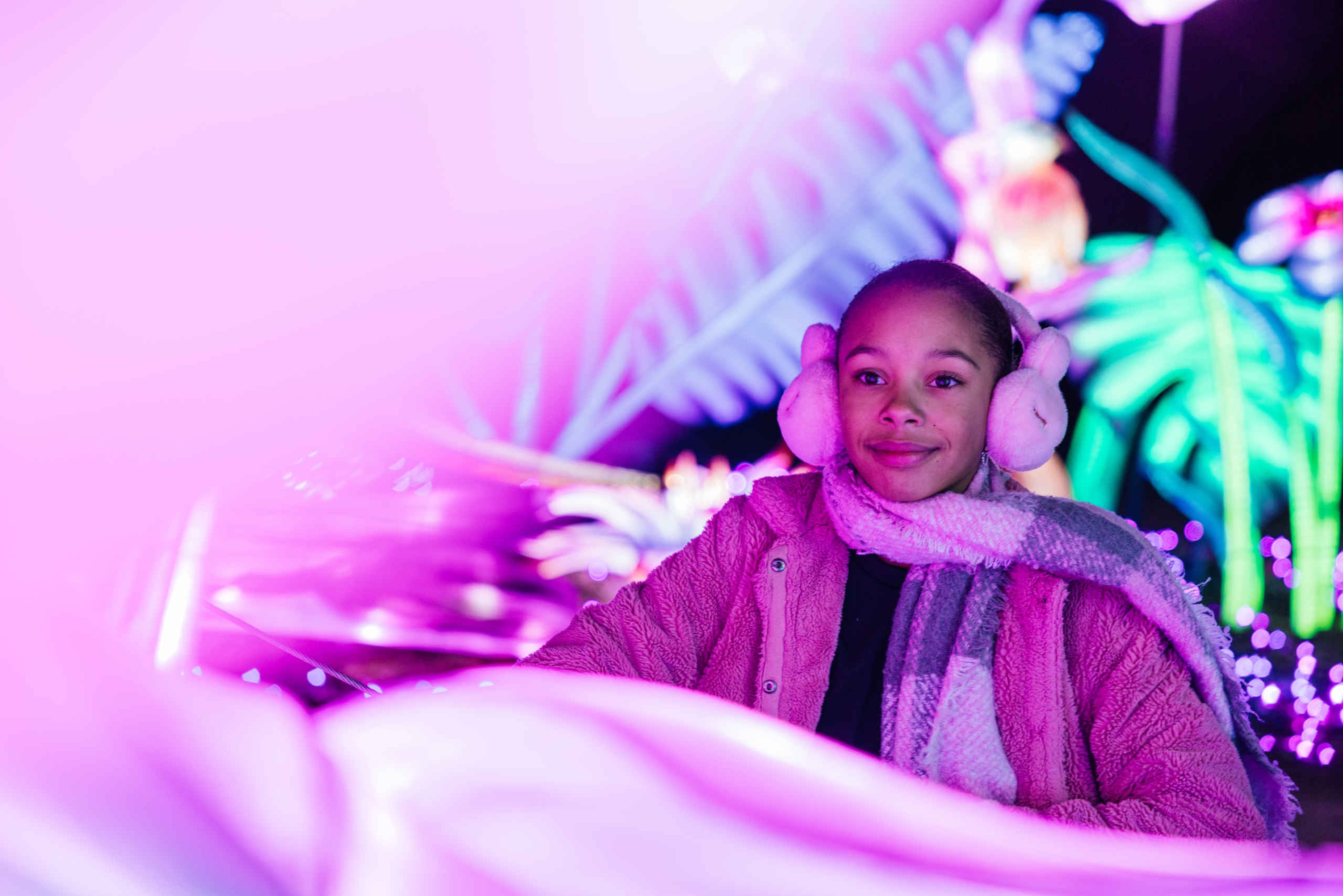 Meisje tussen de lichtgevende objecten bij Light Safari Beekse Bergen