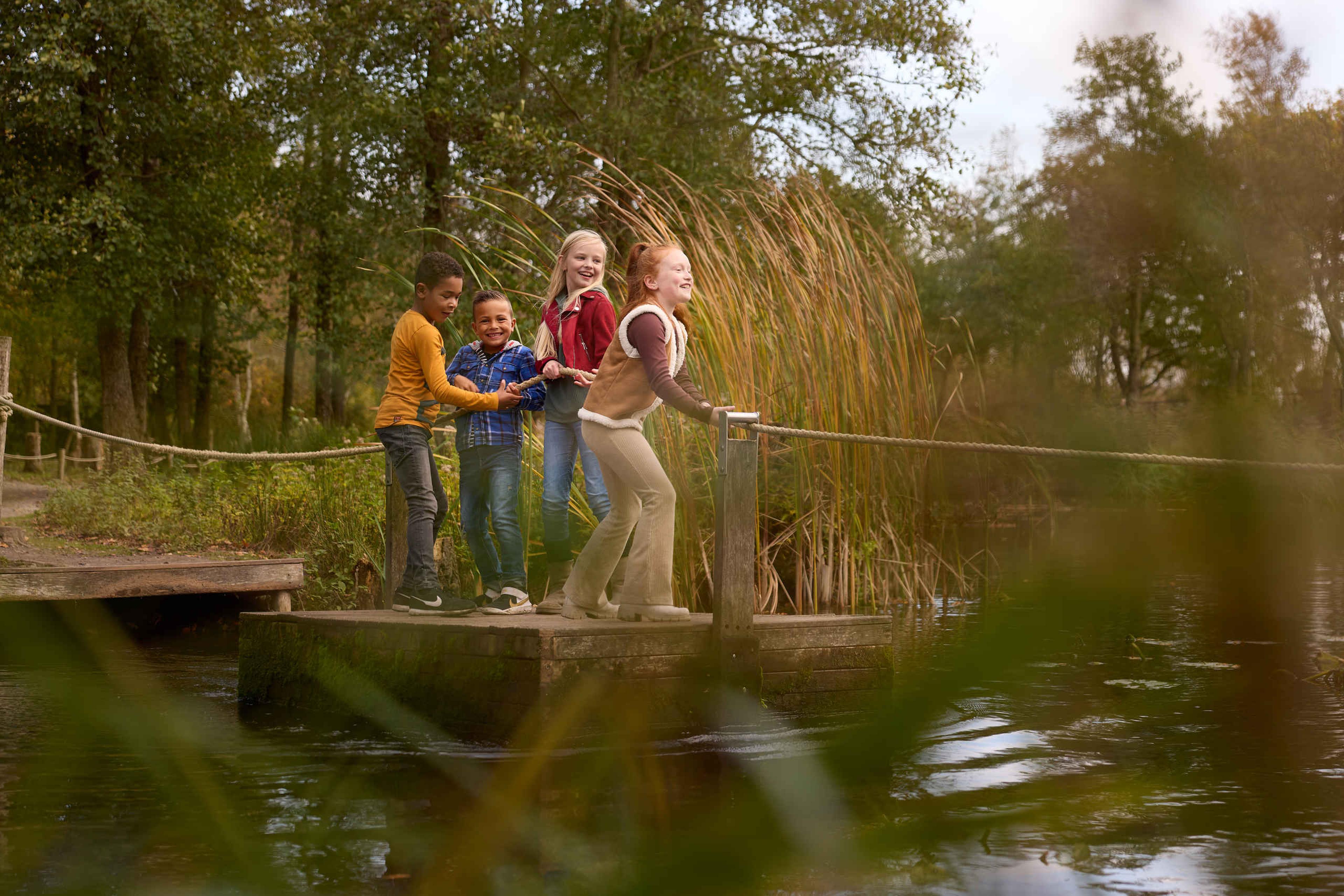 Kinderen op een vlot in de herfst in AquaZoo Leeuwarden