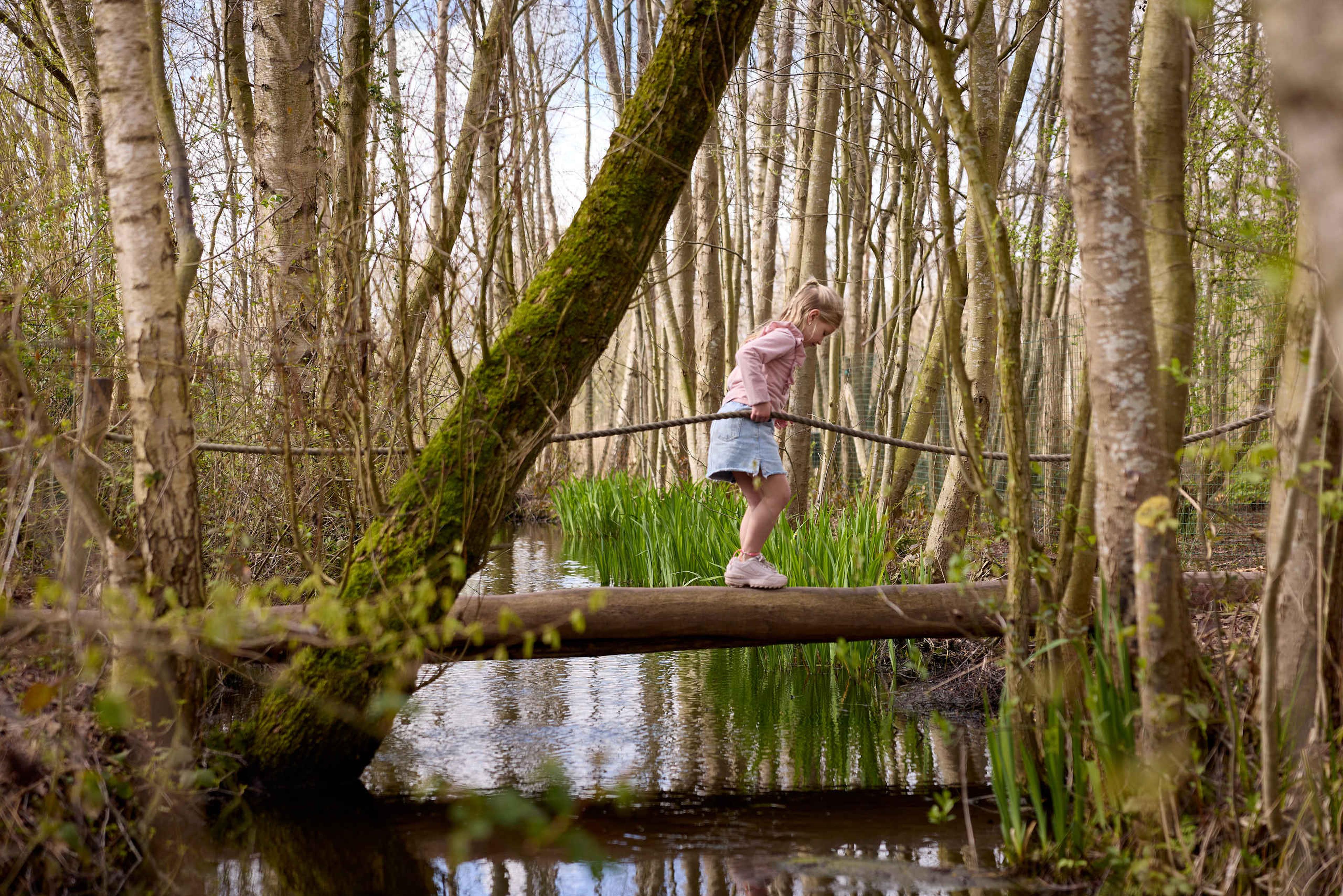 Meisje op avonturenpaadje in AquaZoo Leeuwarden Dierentuintickets NL