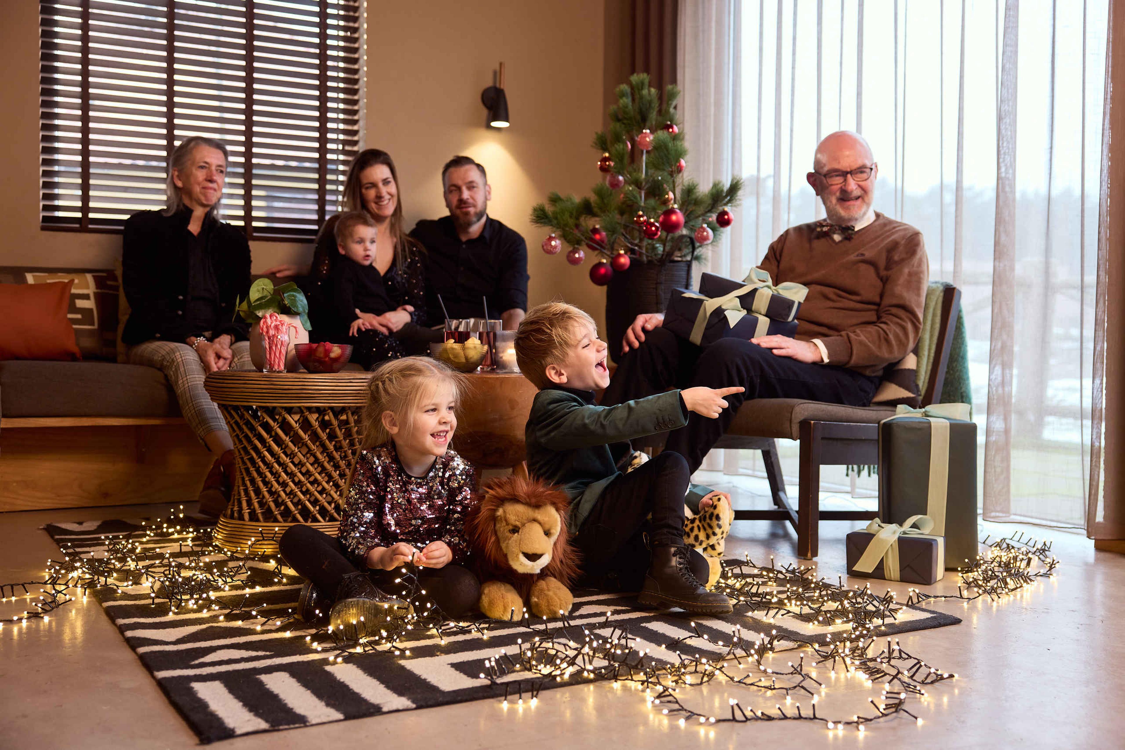 Familie tijdens de kerstvakantie in een lodge in Safari Resort Beekse Bergen