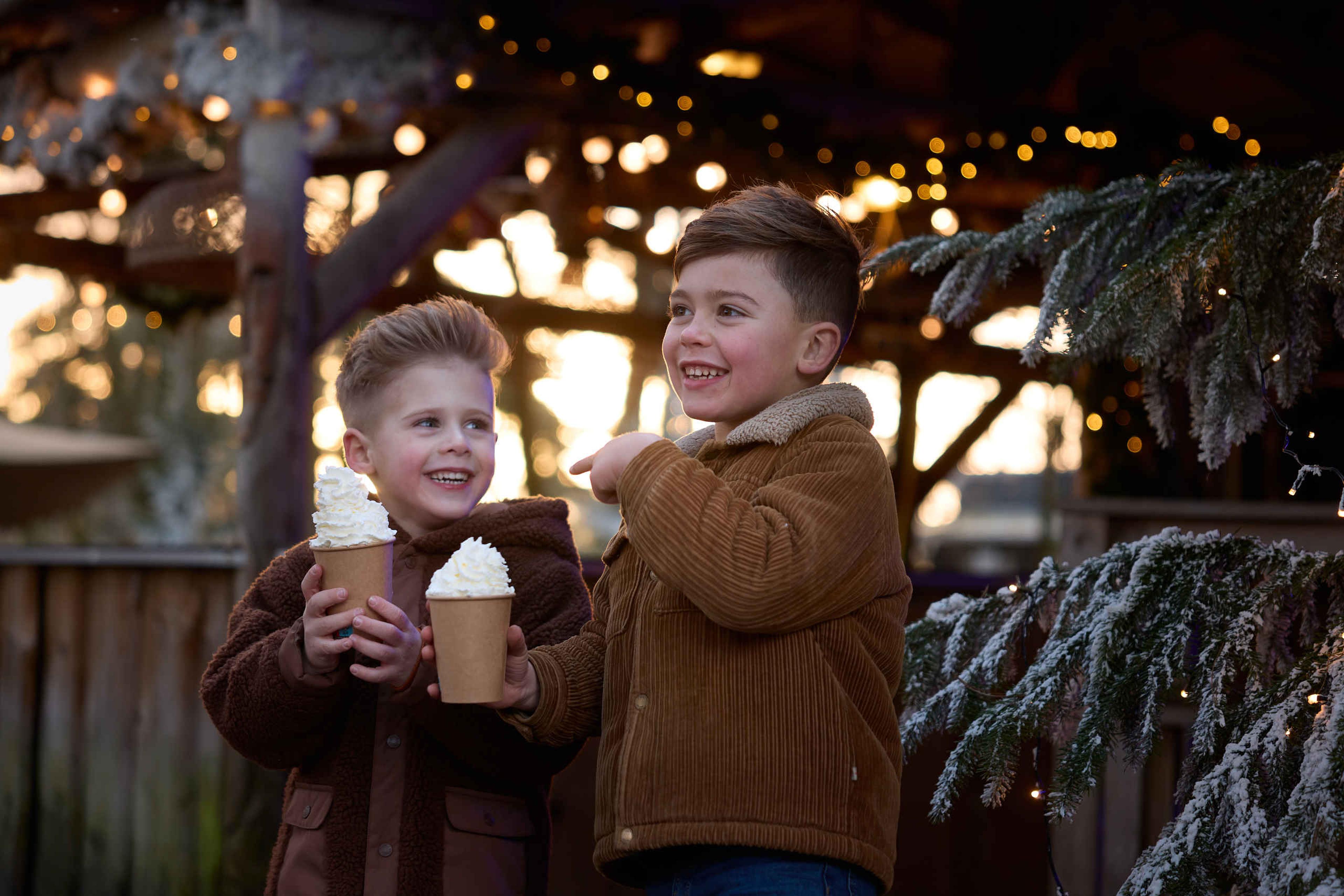 Kinderen met warme chocolademelk in Safaripark Beekse Bergen