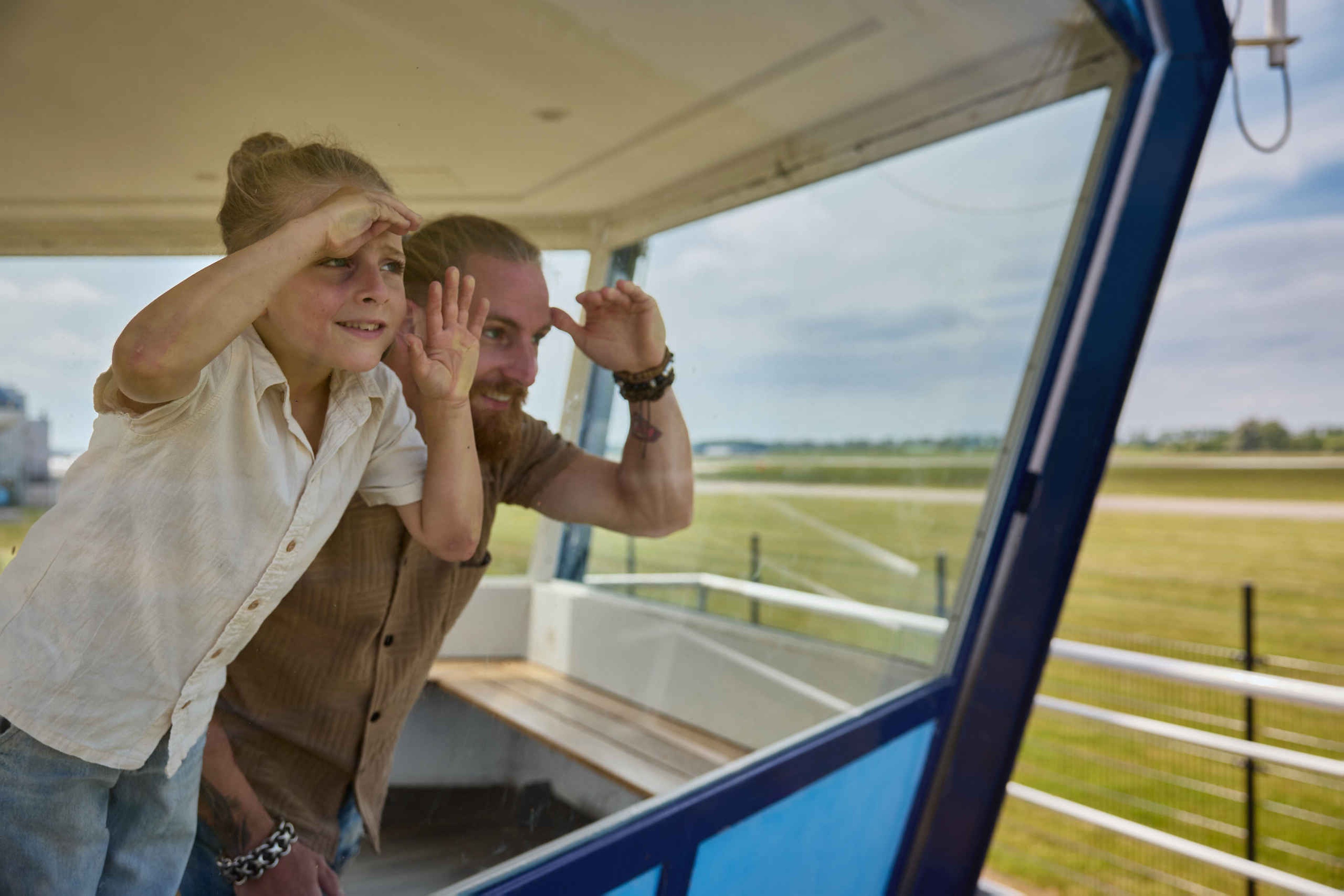 Een vader en zoon in de verkeerstoren van Luchtvaartmuseum Aviodrome