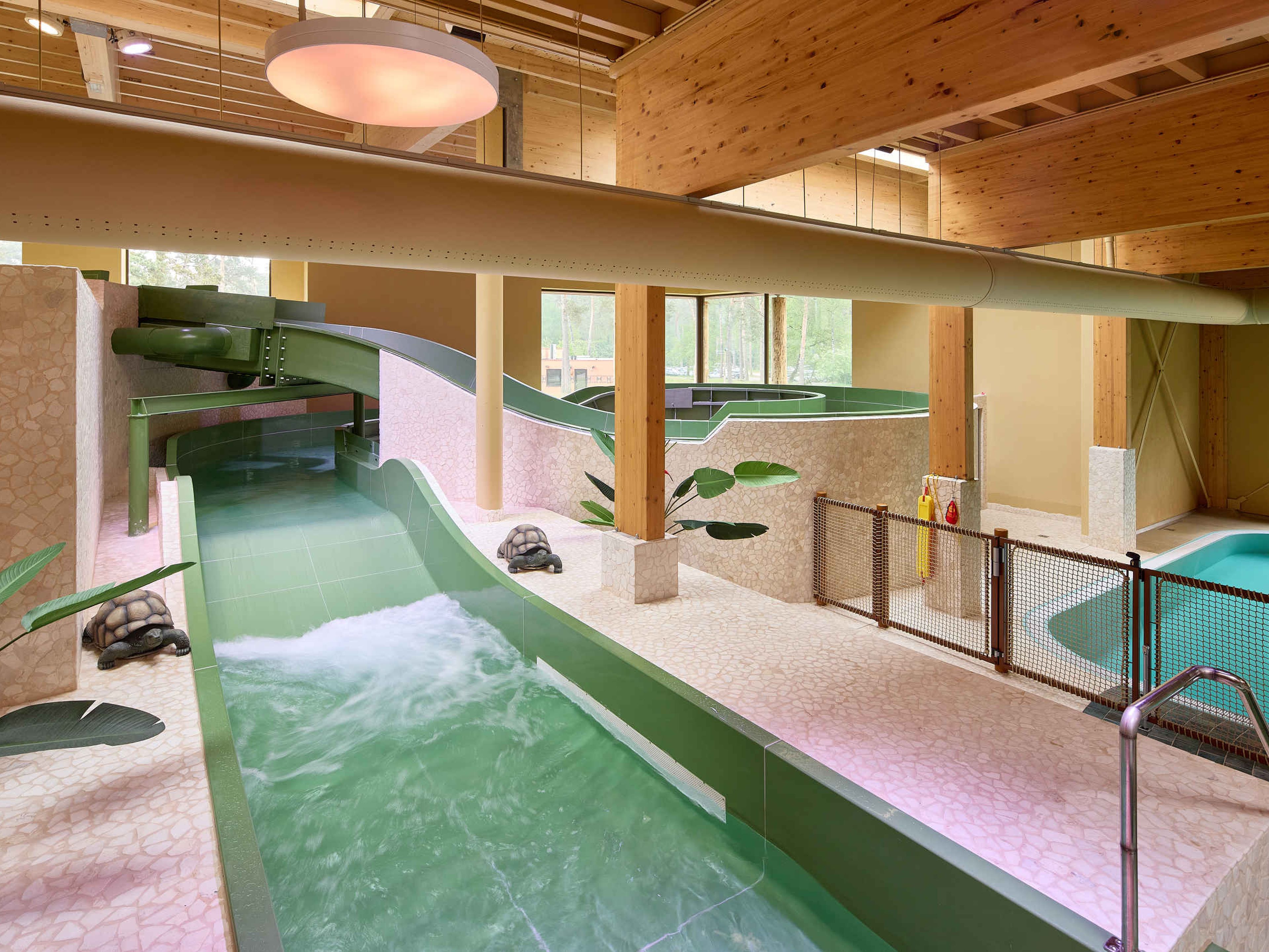 Zwembad met glijbaan Maji Springs op Safari Resort Beekse Bergen
