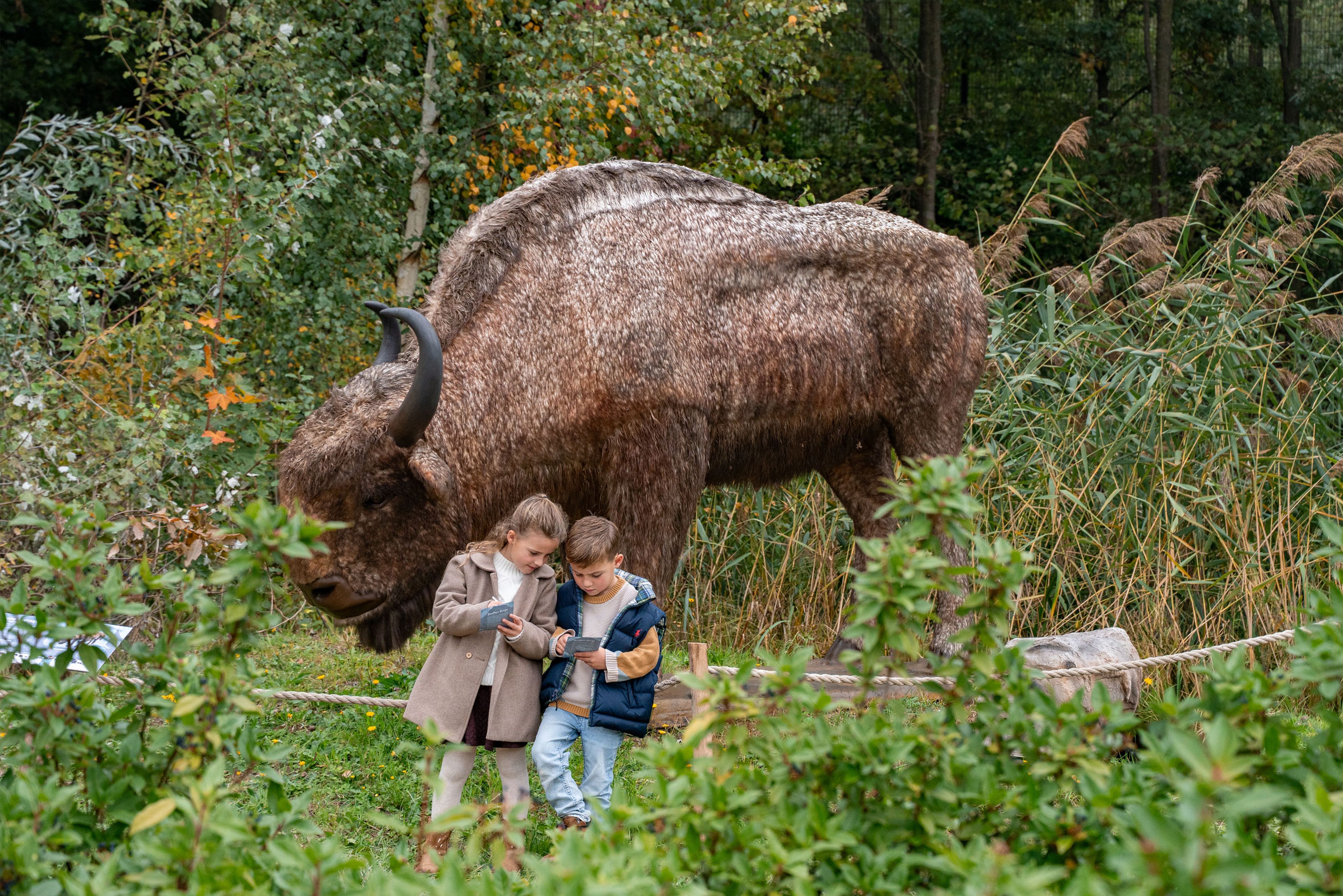 Twee kinderen bij de bizon tijdens IJstijd in ZooParc Overloon
