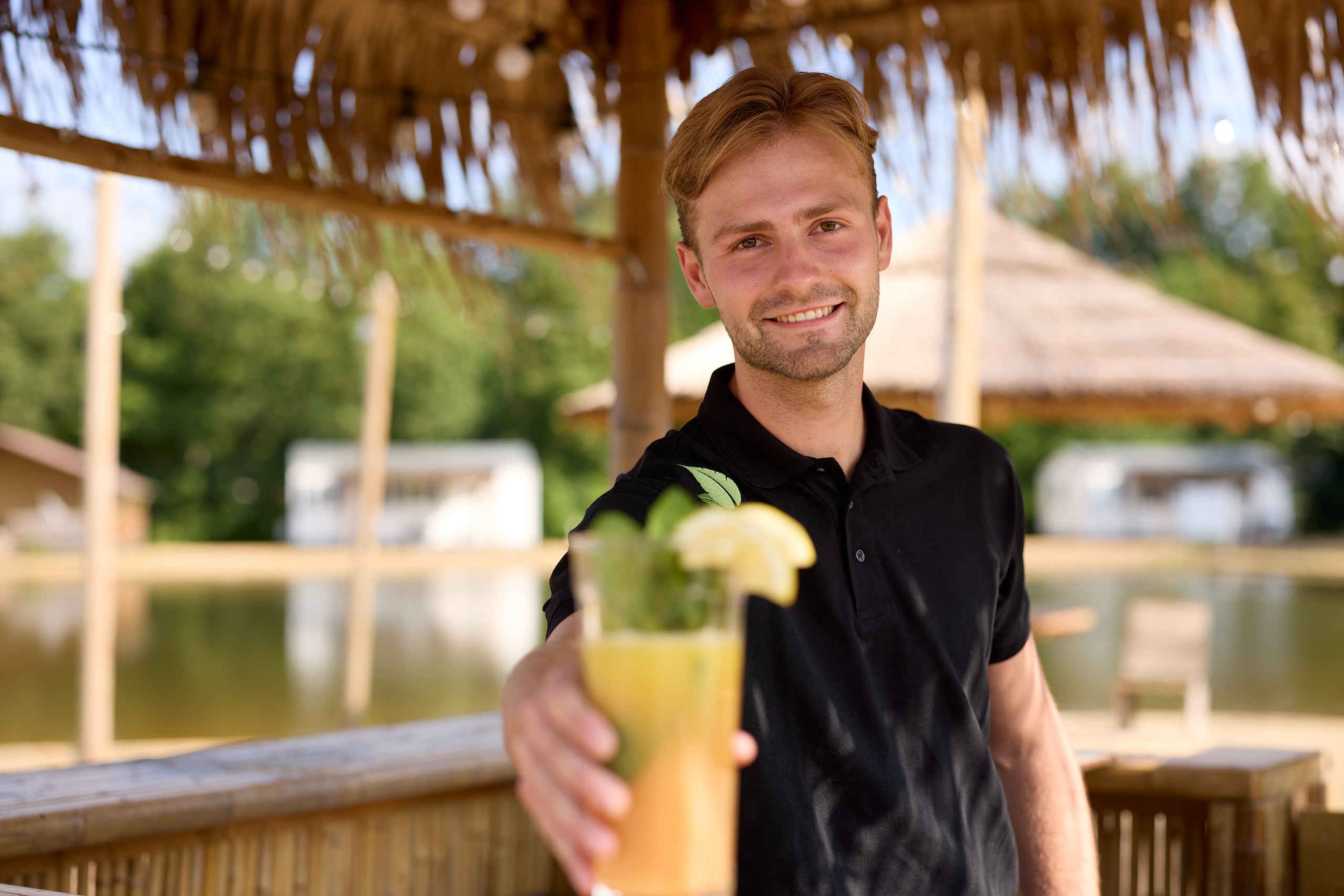 Bar medewerker met een cocktail in Vakantiepark Dierenbos