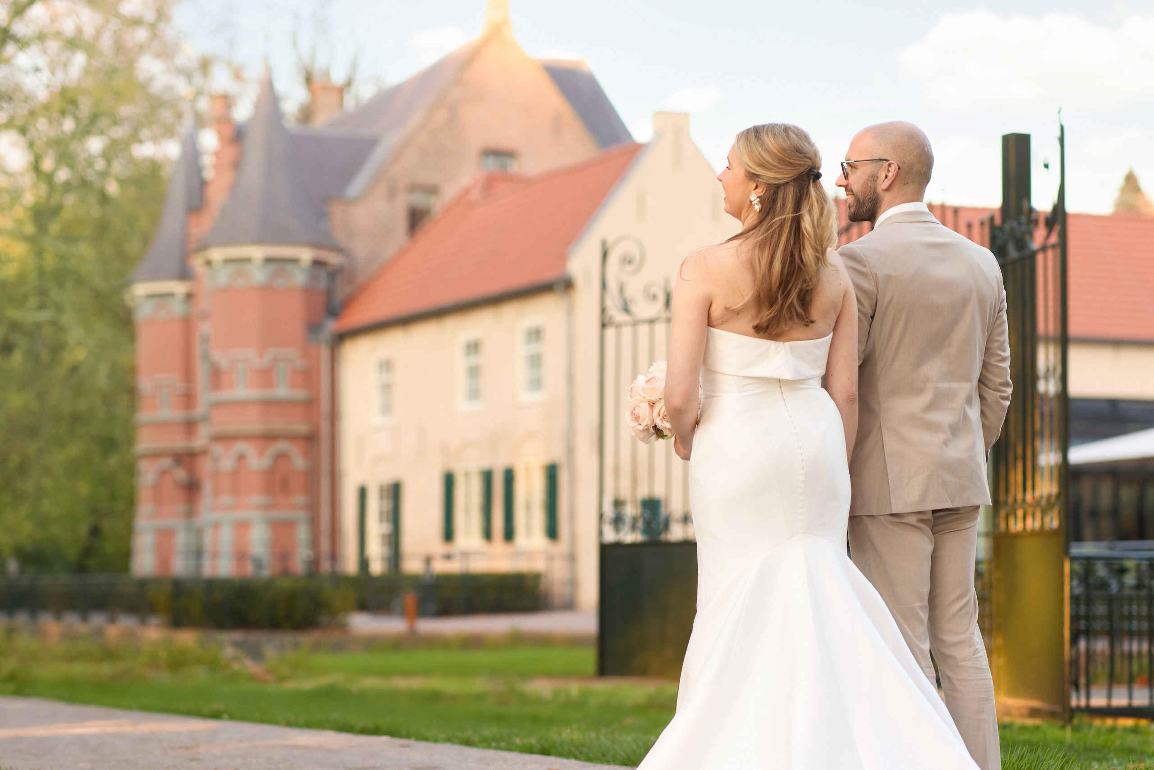 Koppel voor het kasteel trouwerij in de lente/zomer in Kasteel Steenenburg