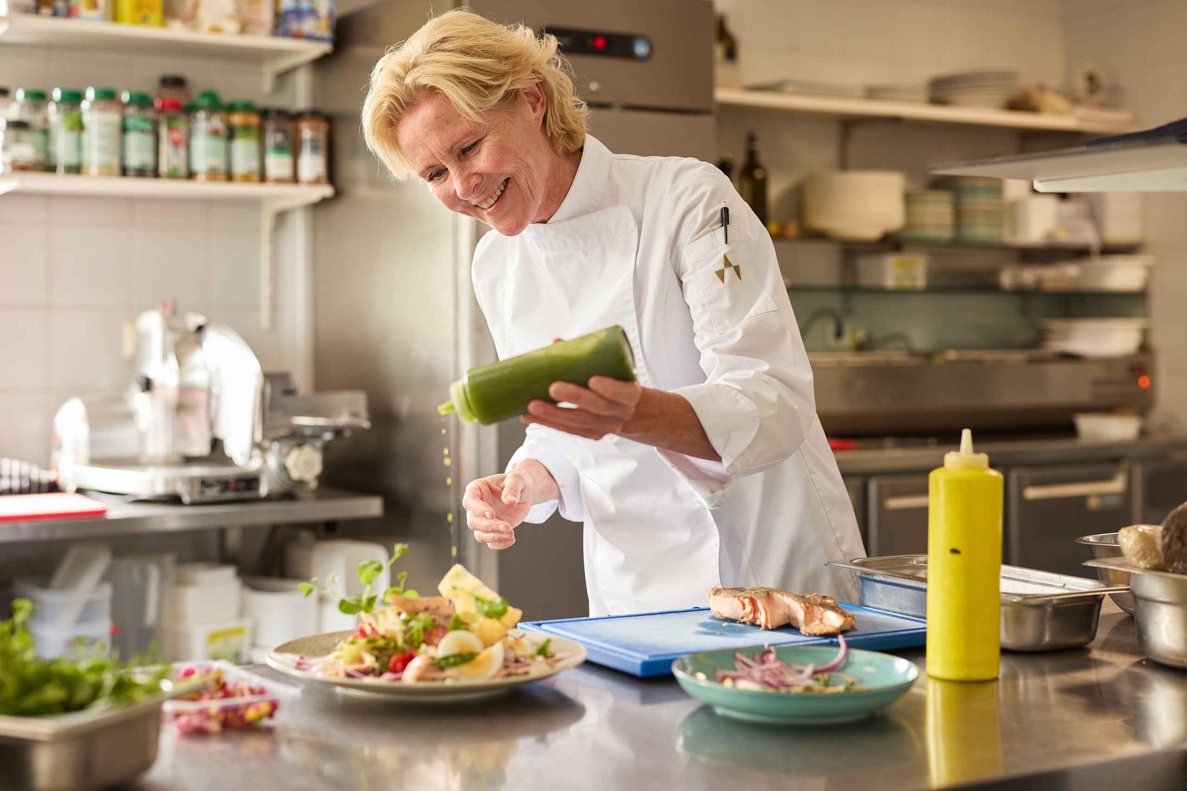 Een chefkok aan het werk in de keuken van Golfrestaurant De Hooghe Bergh bij Golf De Gulbergen