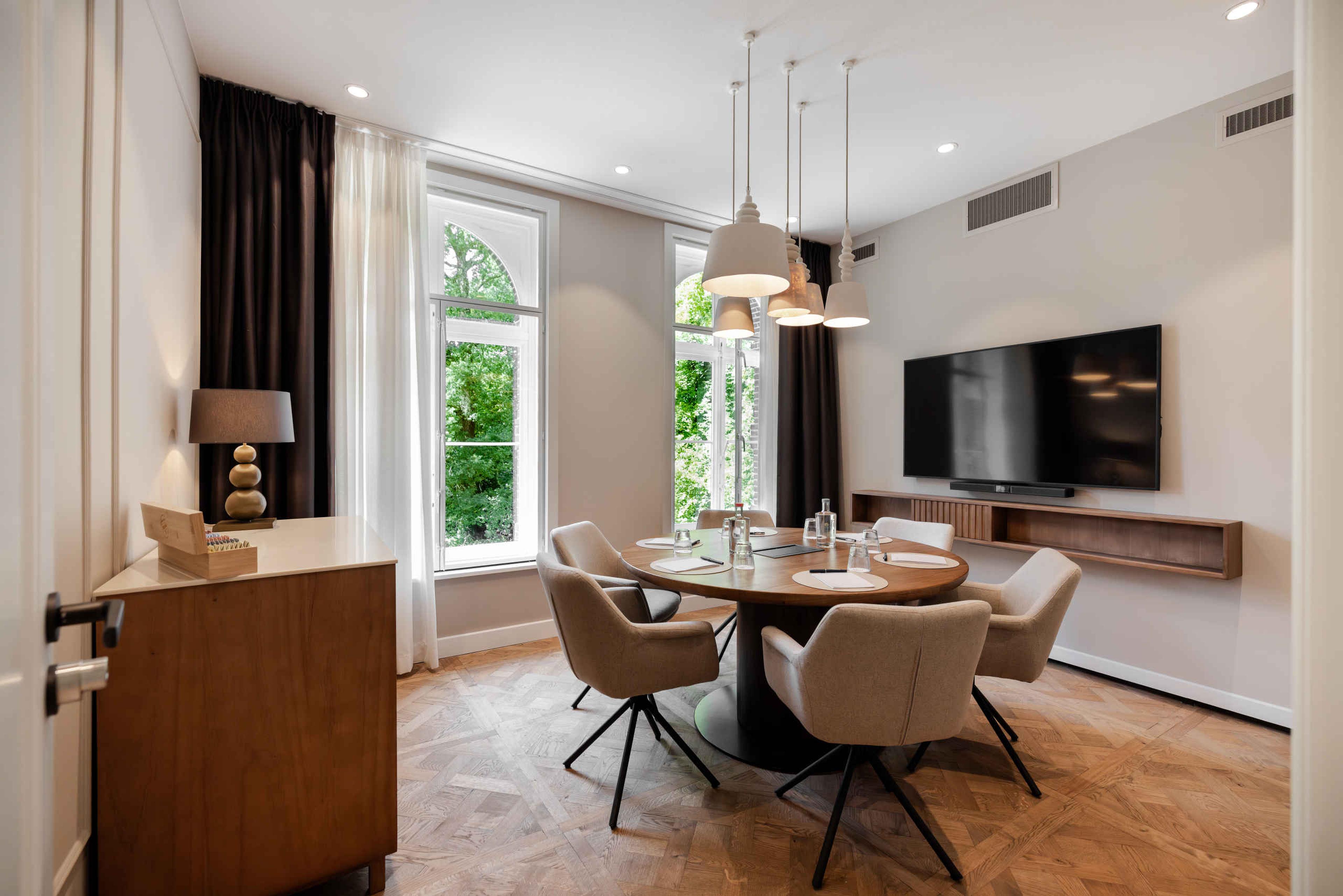 Vergaderruimte Salon 3 de tafelsetting in Kasteel Steenenburg