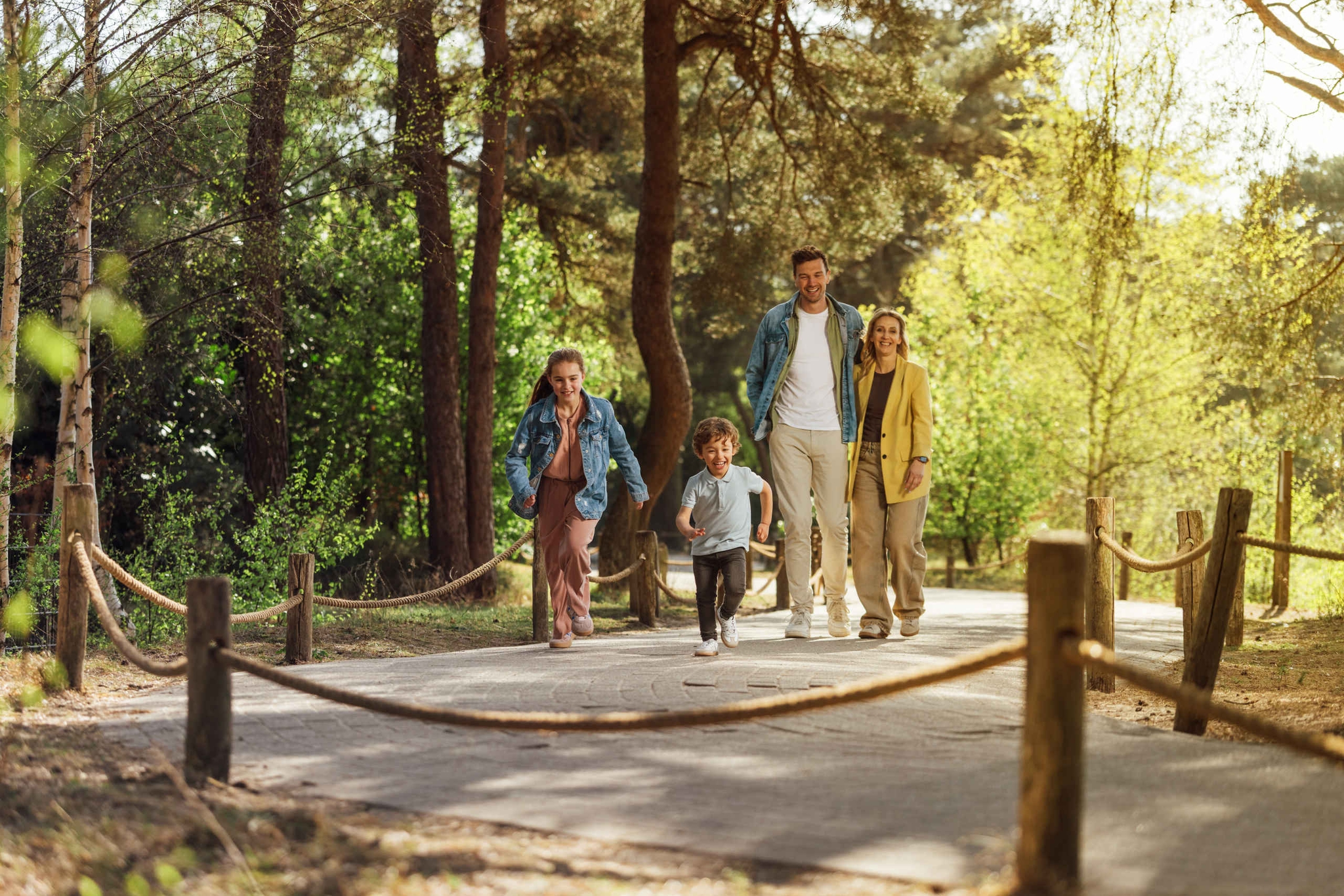 Wandelsafari een gezin met kinderen die rennen in het voorjaar door Safariapark Beekse Bergen