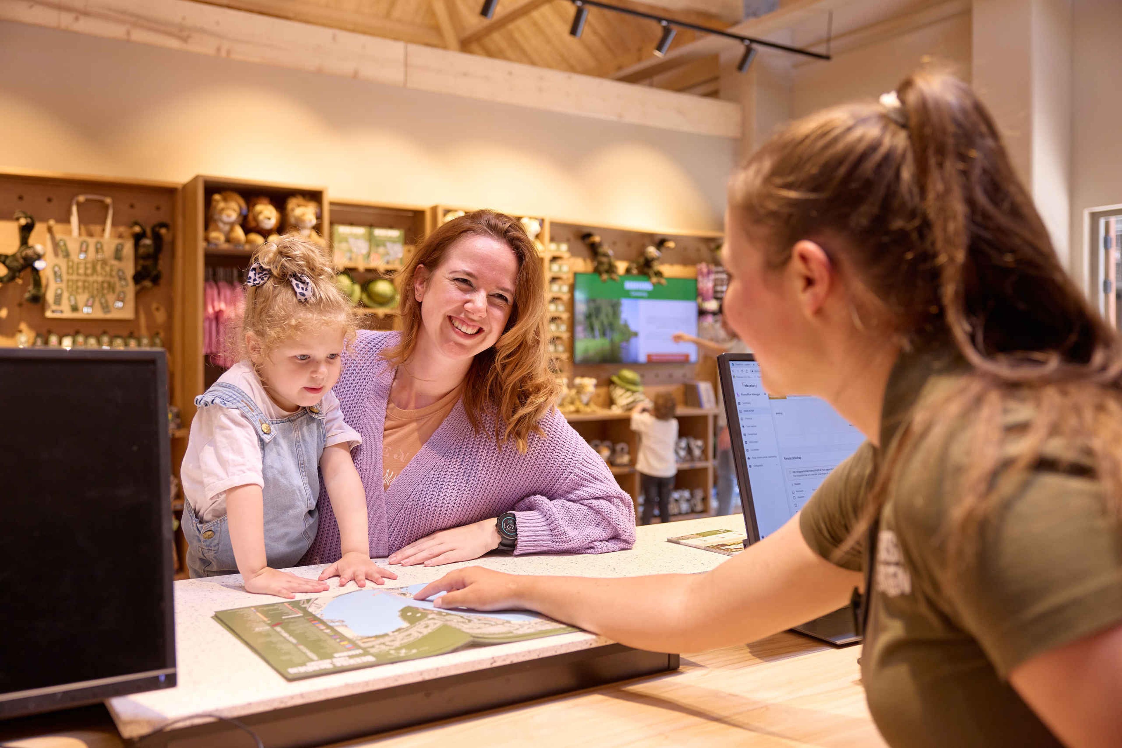 Moeder en kind bij de receptie van Lake Resort Beekse Bergen