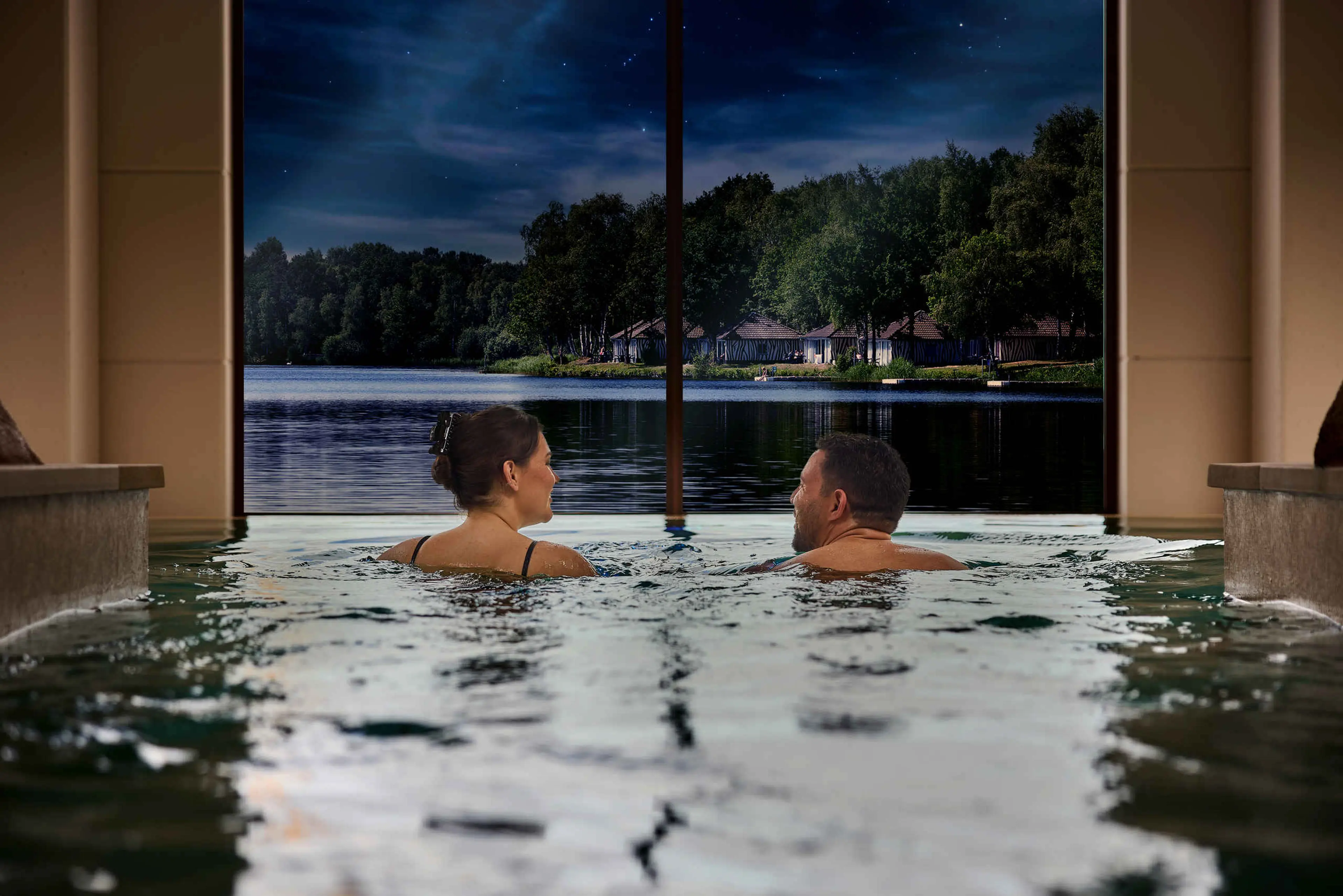 Etsi Pool stel in de avond aan het zwemmen bij op Lake Resort Beekse Bergen
