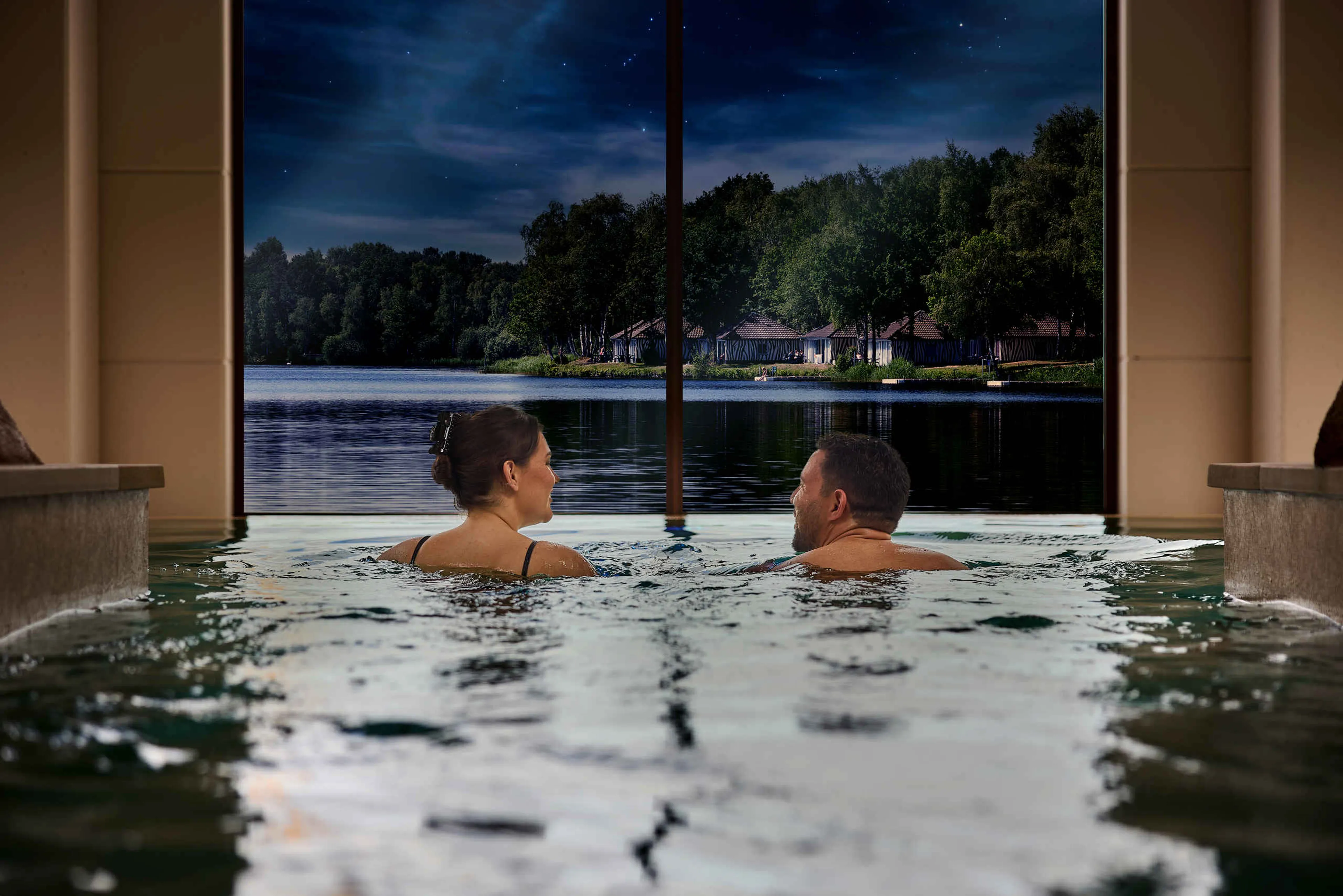 Etsi Pool stel in de avond aan het zwemmen bij op Lake Resort Beekse Bergen