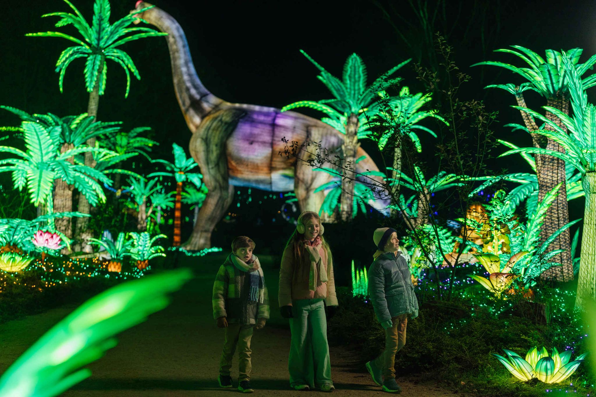 Kinderen bij grote dino tijdens Light Safari Beekse Bergen