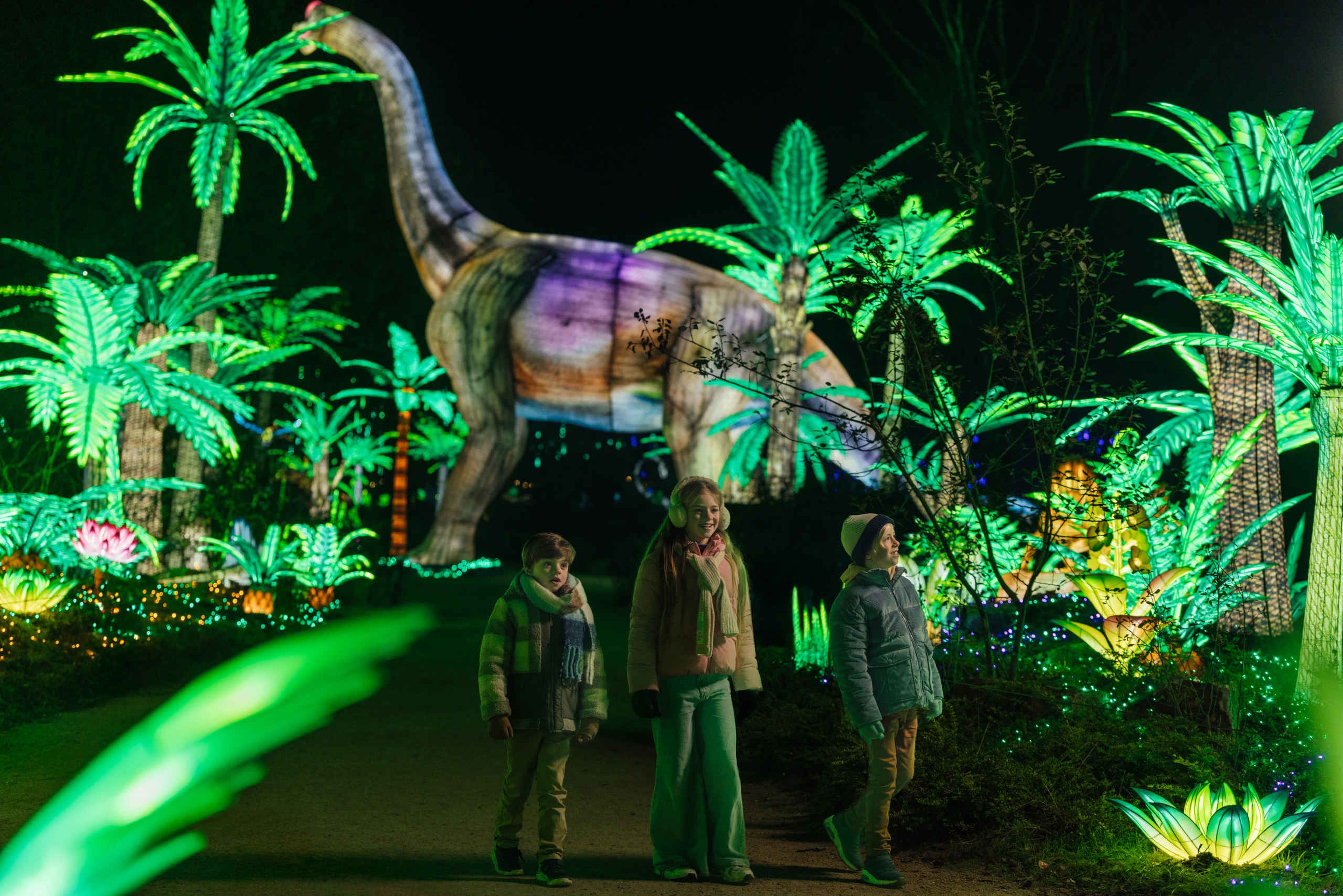 Kinderen bij grote dino tijdens Light Safari Beekse Bergen