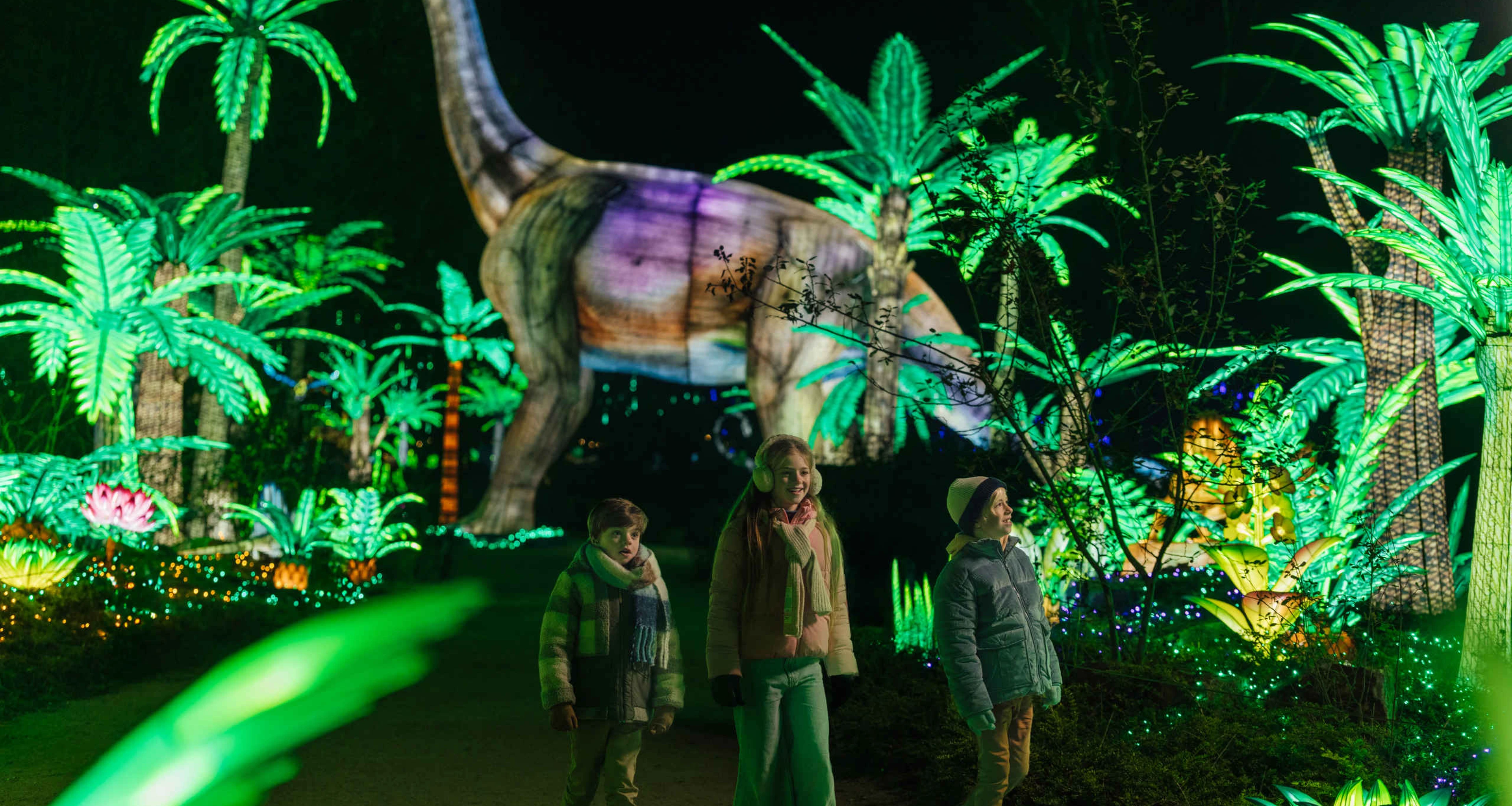 Kinderen bij grote dino tijdens Light Safari Beekse Bergen
