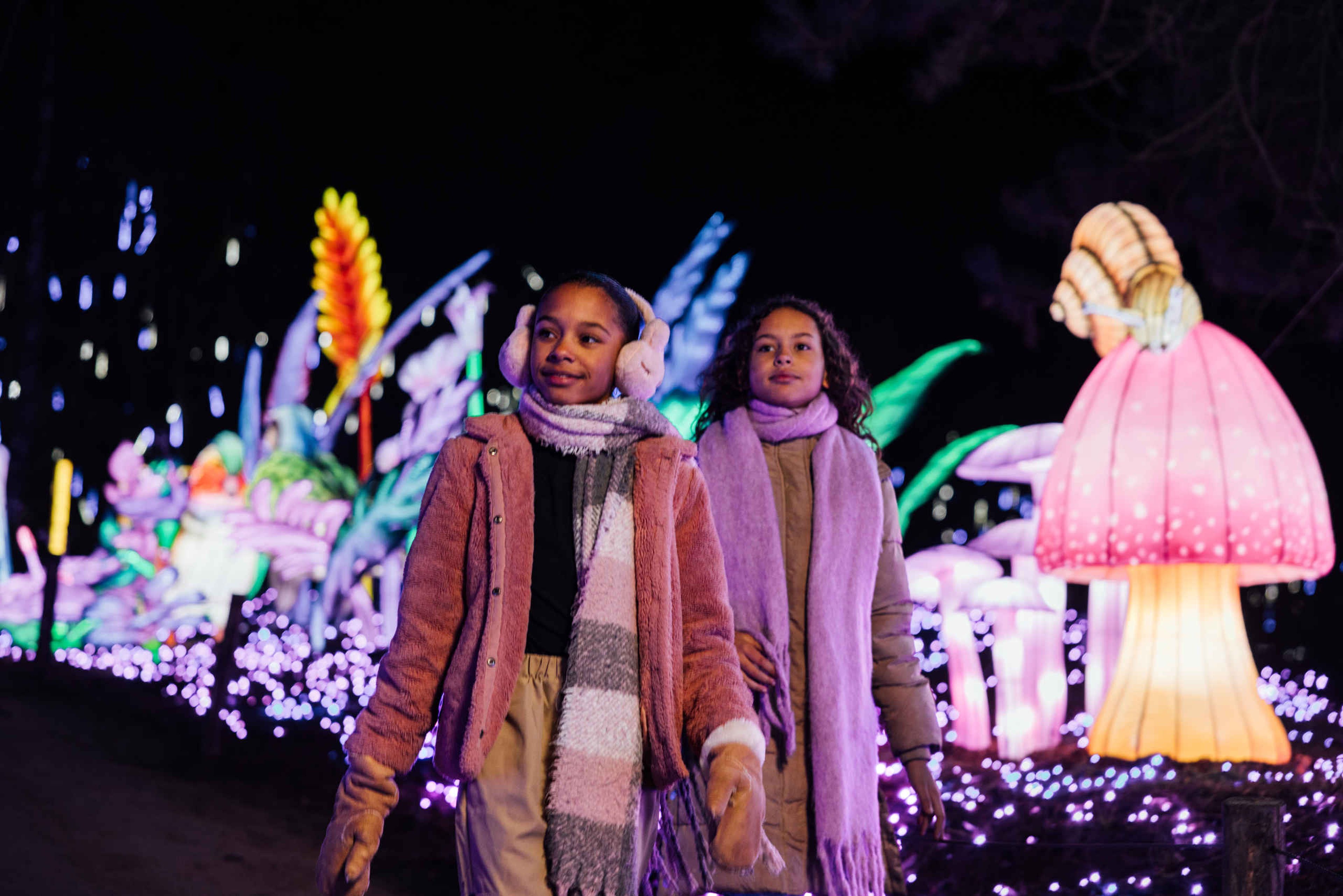 Kinderen lopen de route van Light Safari Beekse Bergen