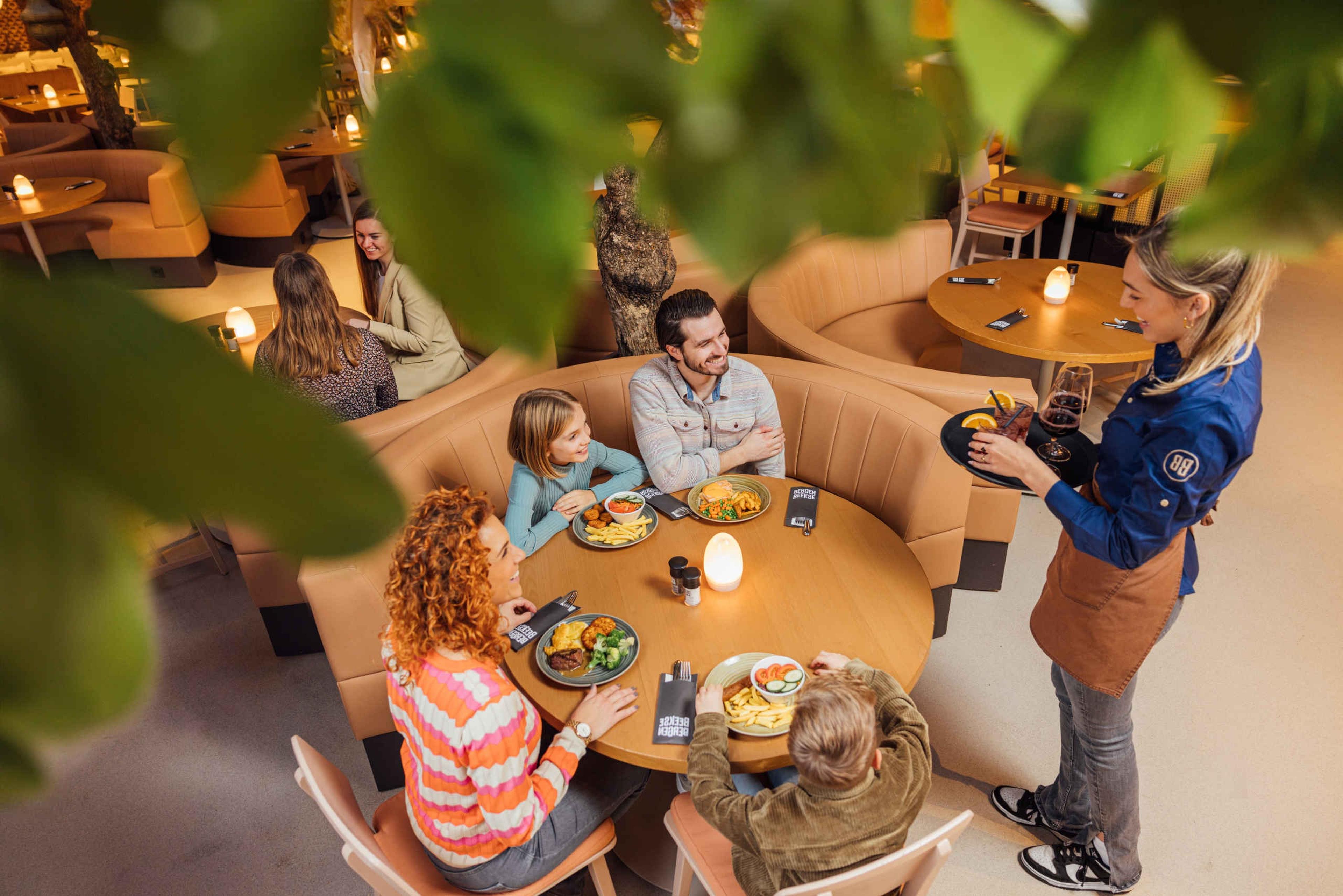 Een gezin aan het dineren bij buffet en live cooking restaurant Amma in Safari Hotel Beekse Bergen.