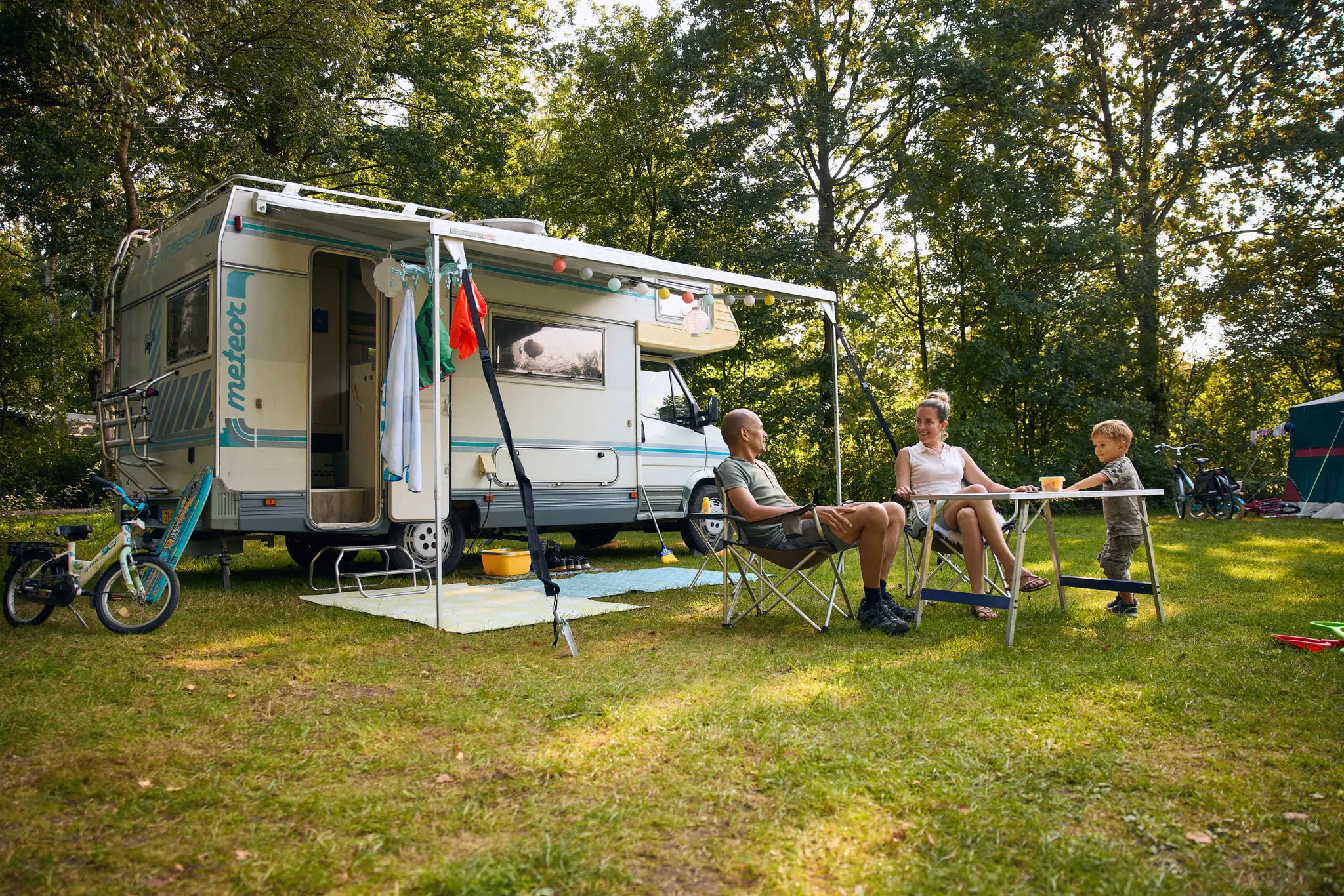 Gezin aan het kamperen op Lake Resort Beekse Bergen
