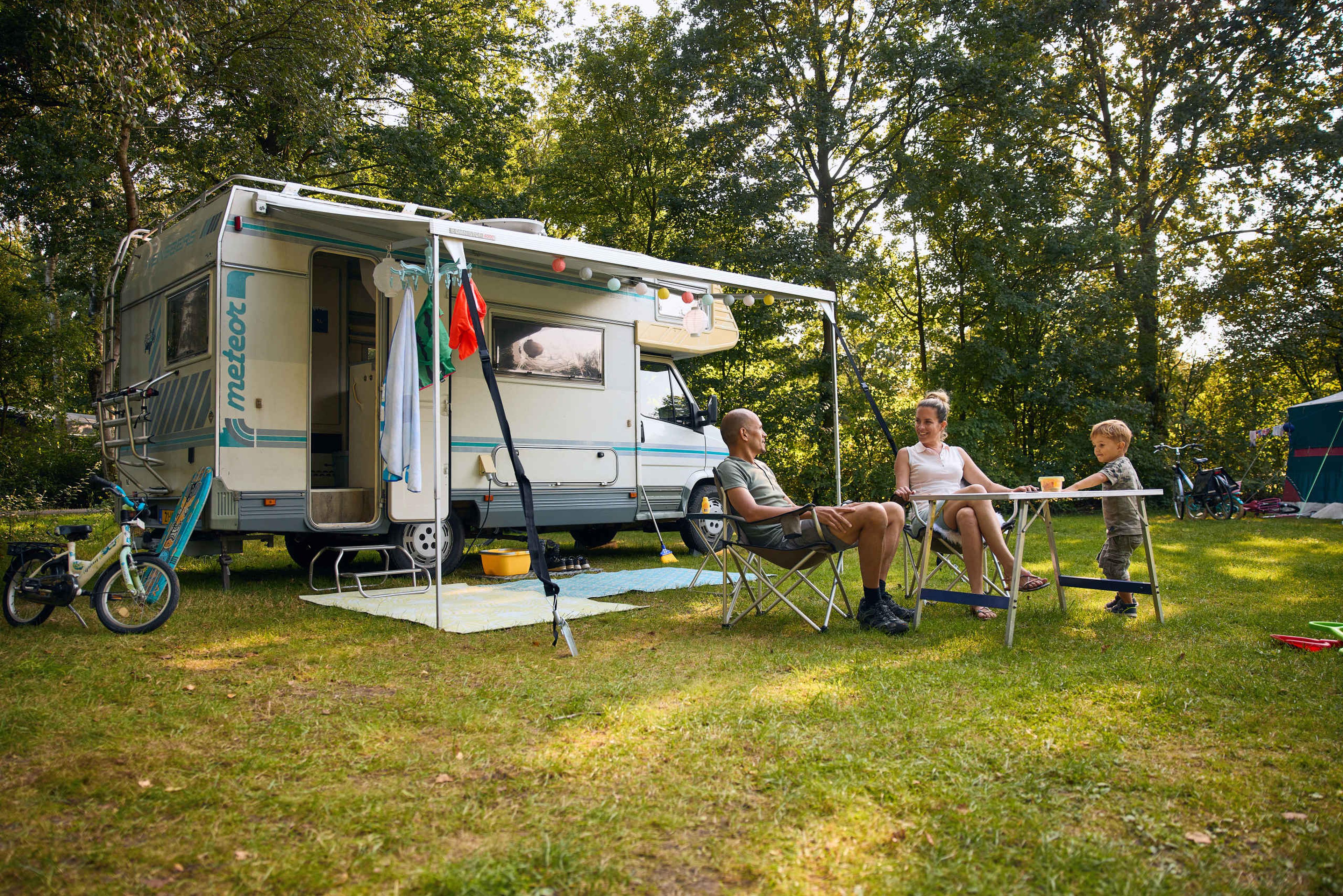 Gezin aan het kamperen op Lake Resort Beekse Bergen