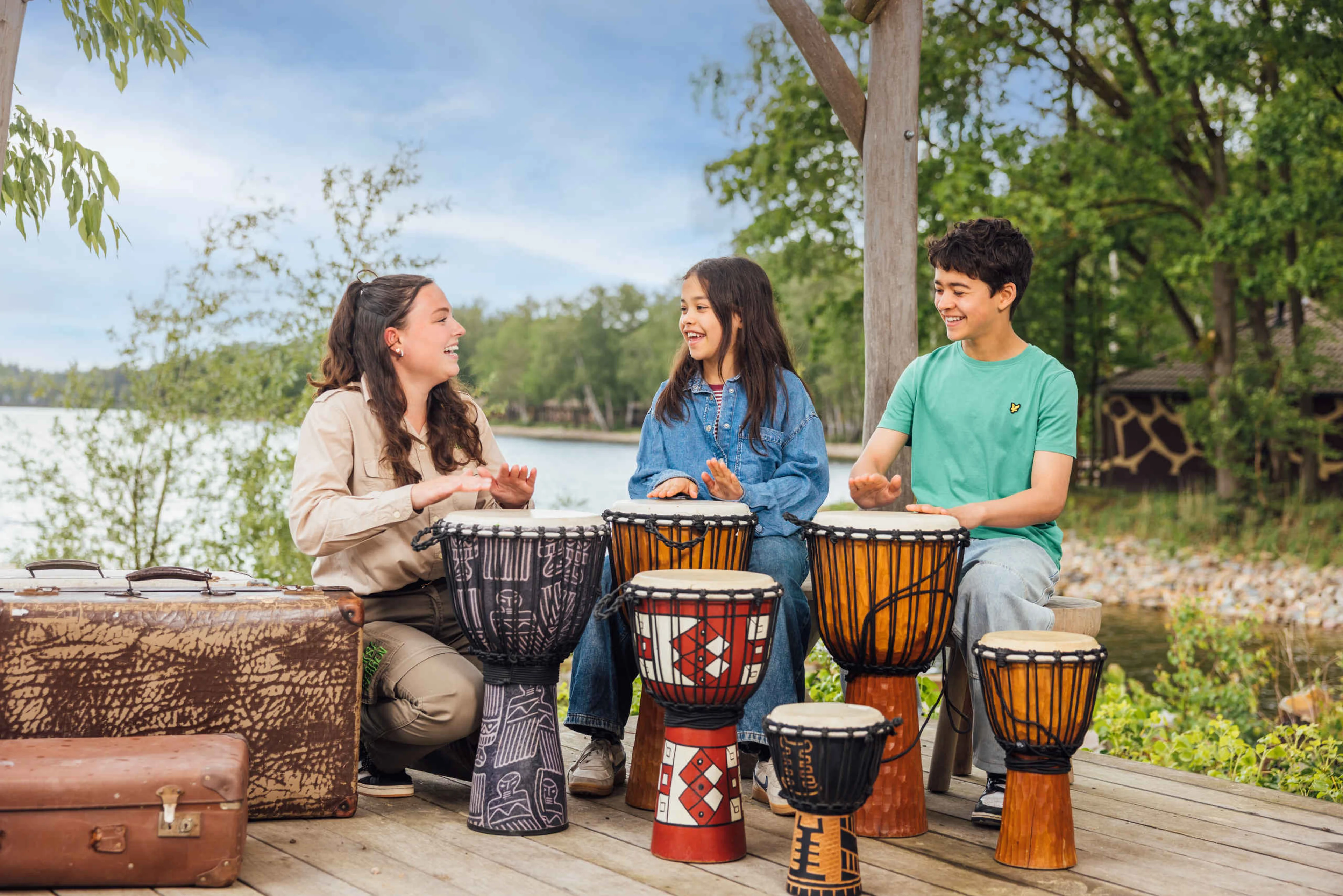 Animatie speelt samen met kinderen djembe bij het Victoriameer op Lake Resort in Beekse Bergen