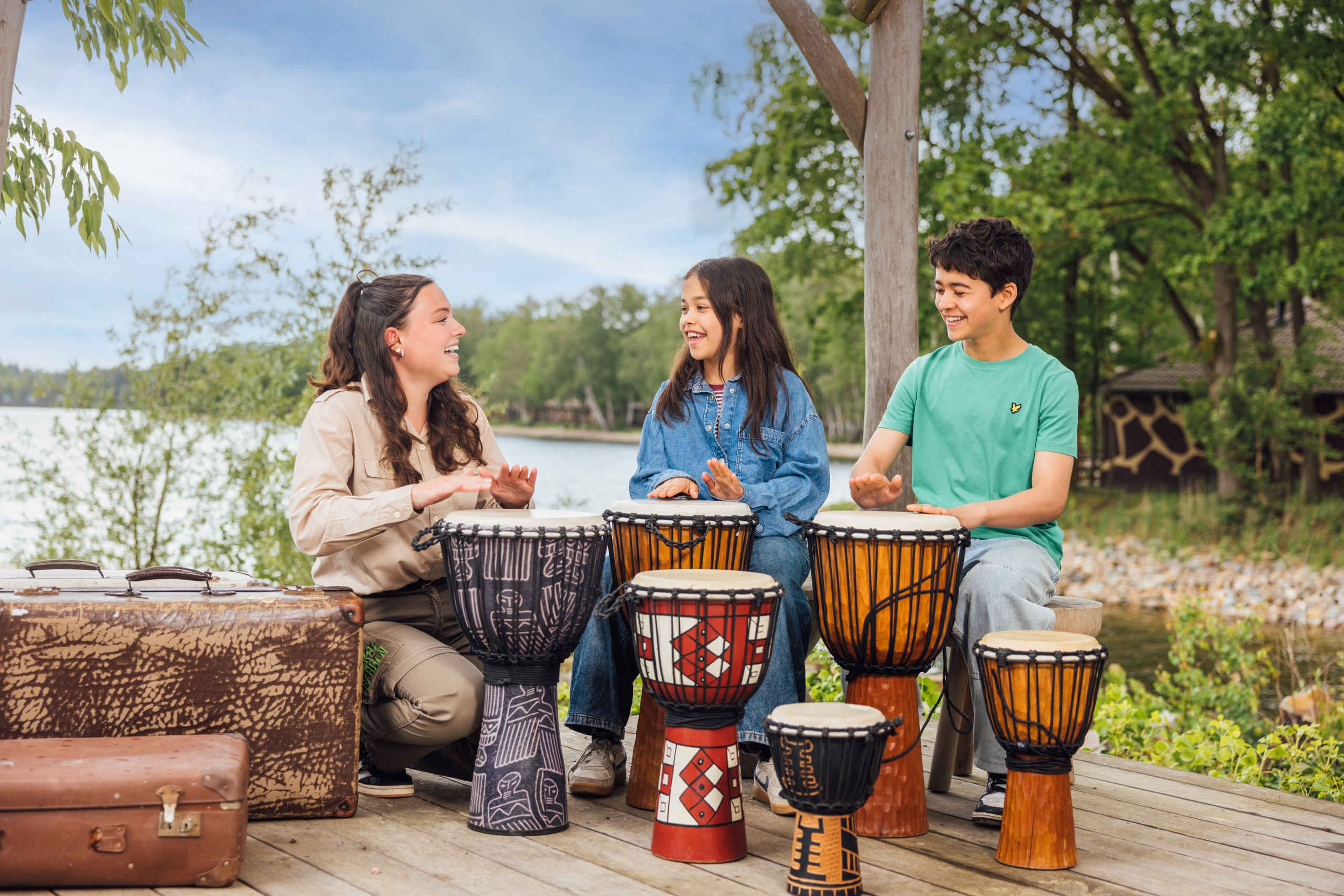 Animatie speelt samen met kinderen djembe bij het Victoriameer op Lake Resort in Beekse Bergen