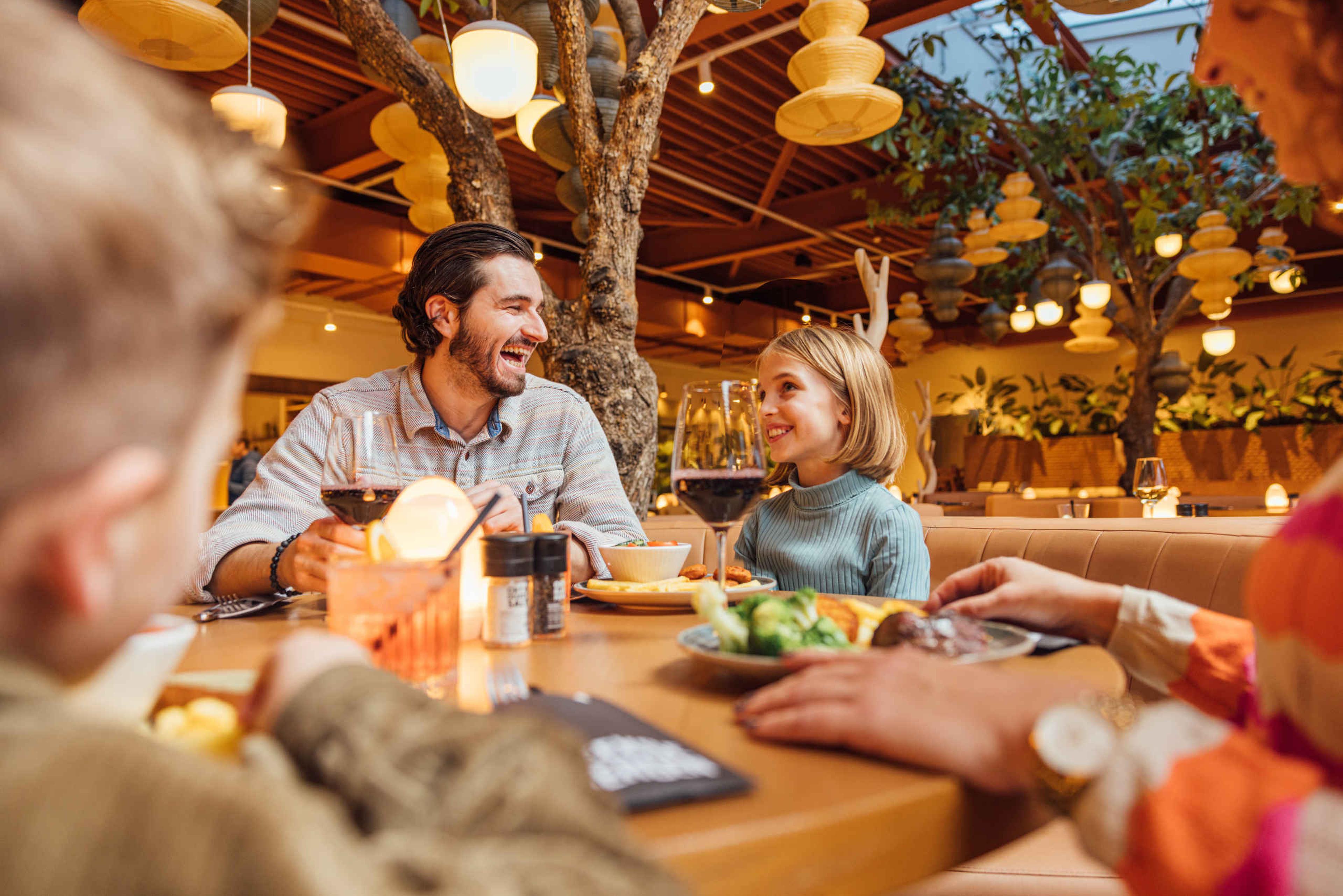 Een gezin zit te dineren bij restaurant Amma in Safari Hotel Beekse Bergen.
