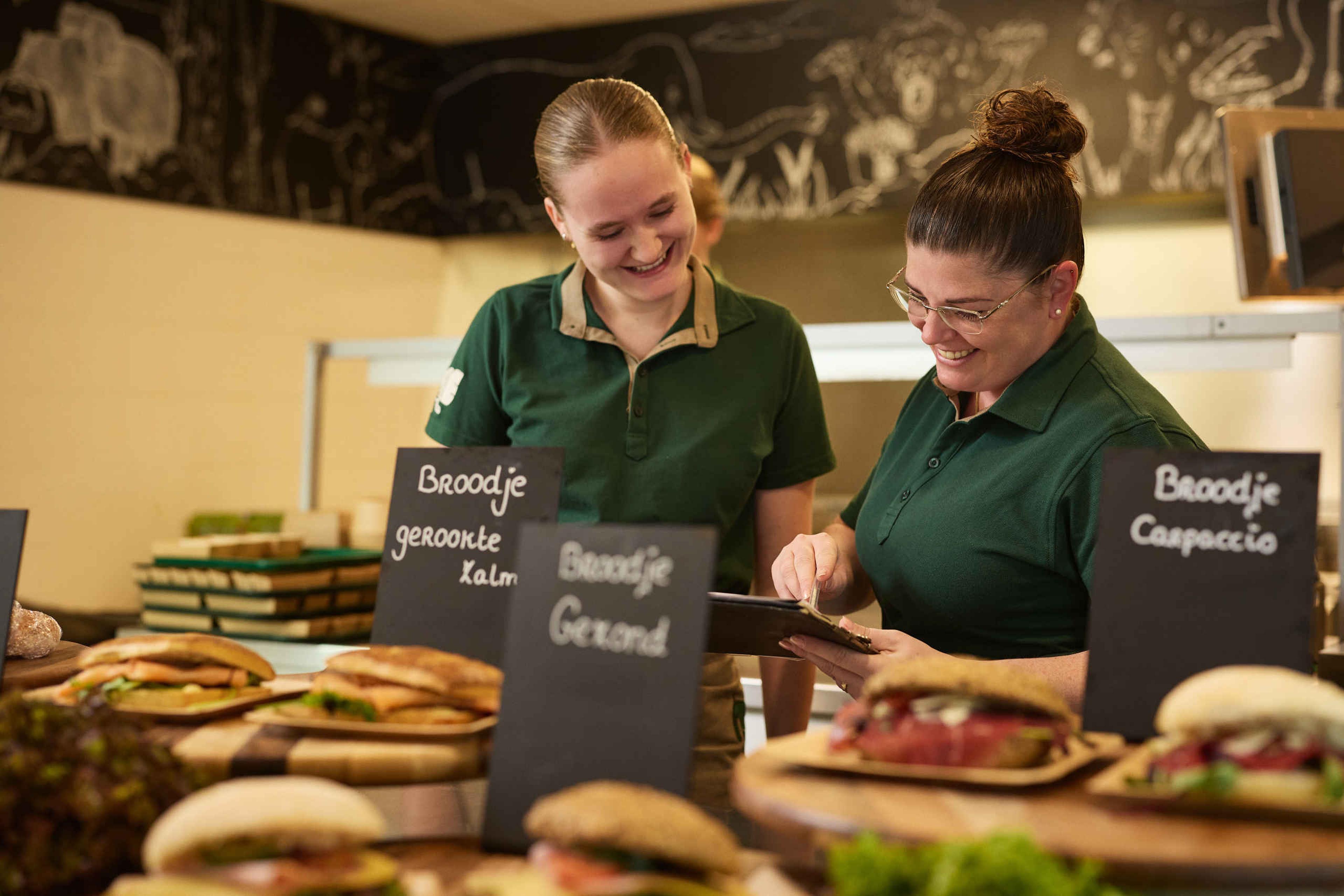 Twee horeca medewerkers bij de broodjes in Eindhoven Zoo