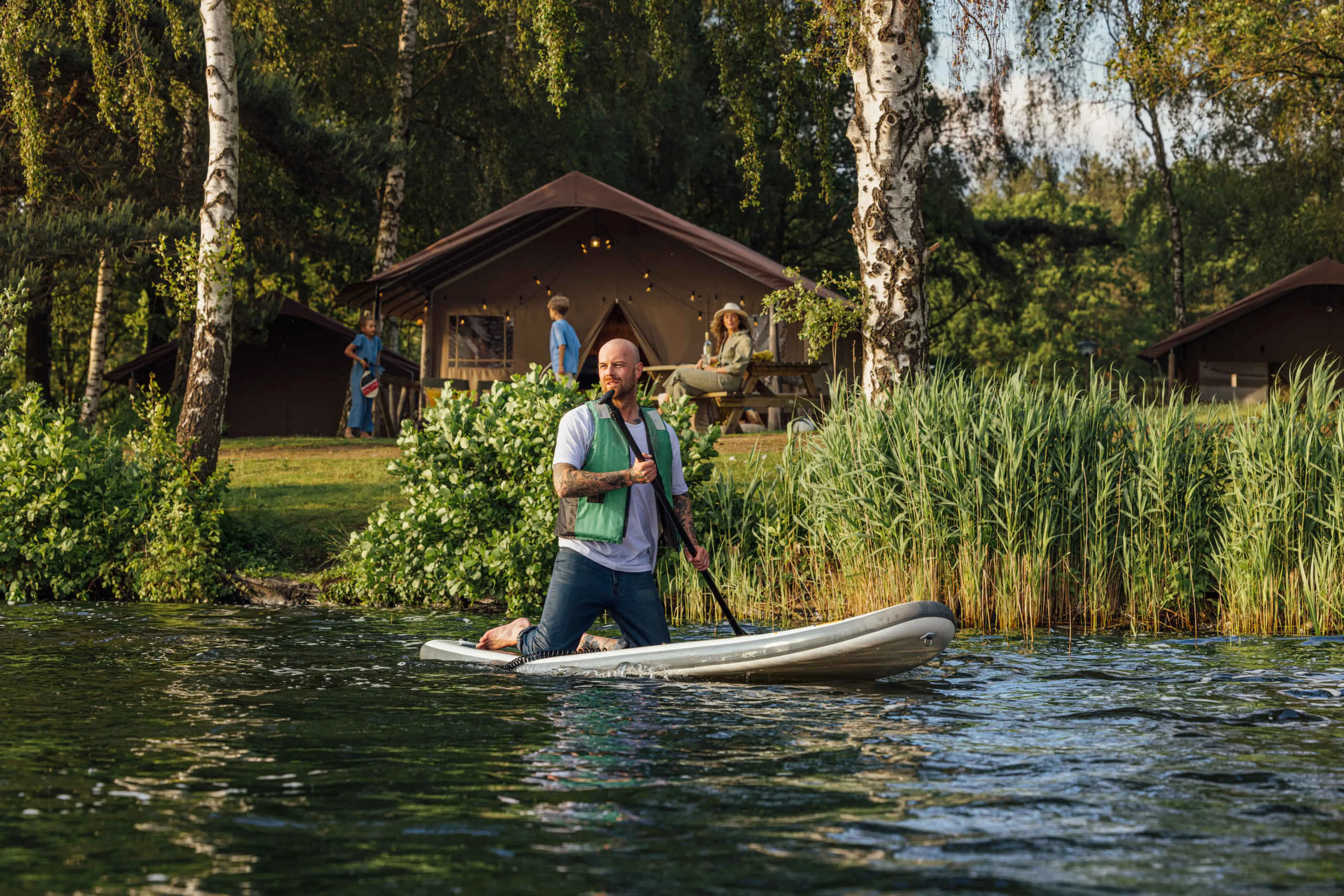 Man aan het suppen op het Victoriameer bij Lake Resort Beekse Bergen