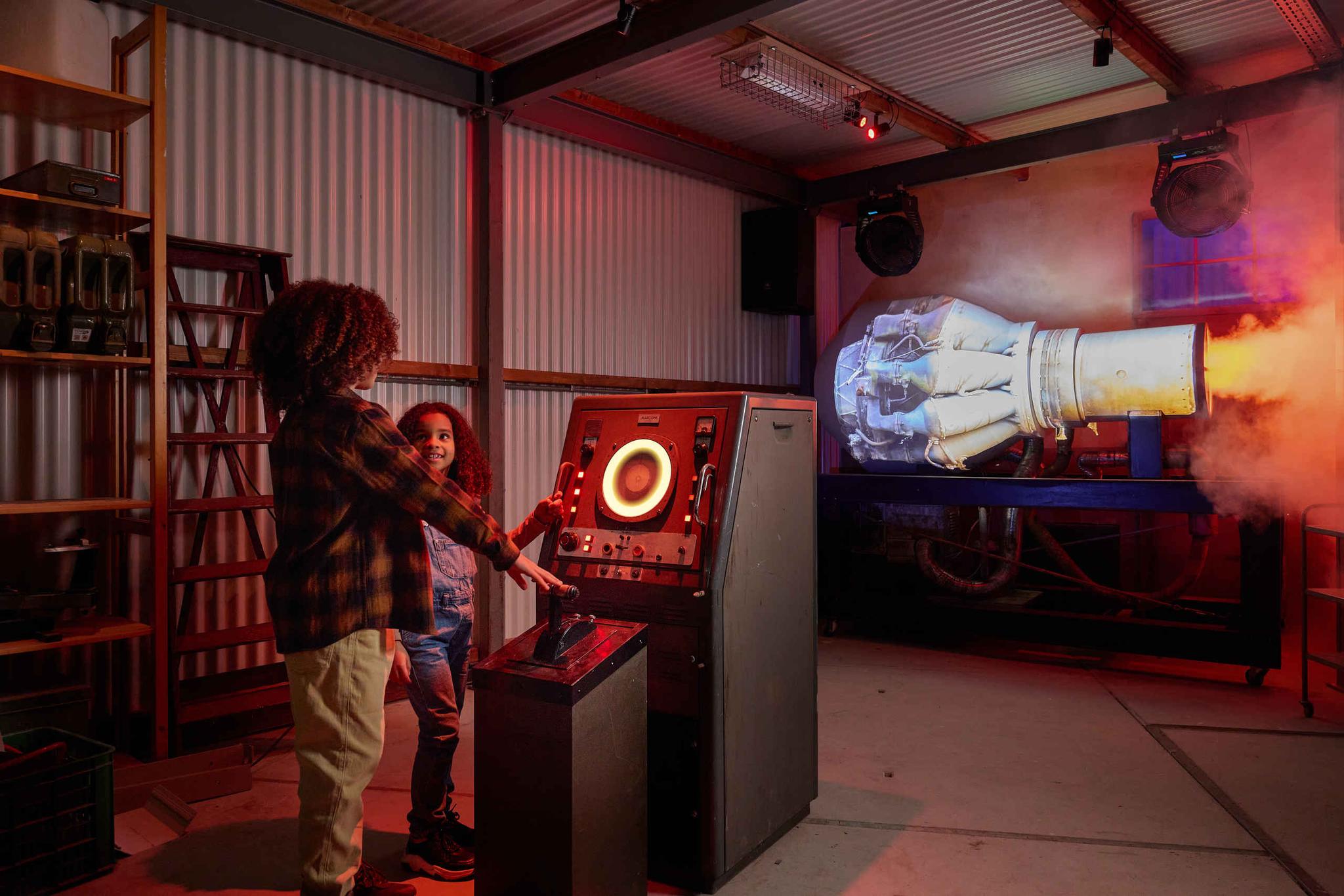Kinderen jongen meisje straaljagerweken straaljagerexpositie Luchtvaartmuseum Aviodrome