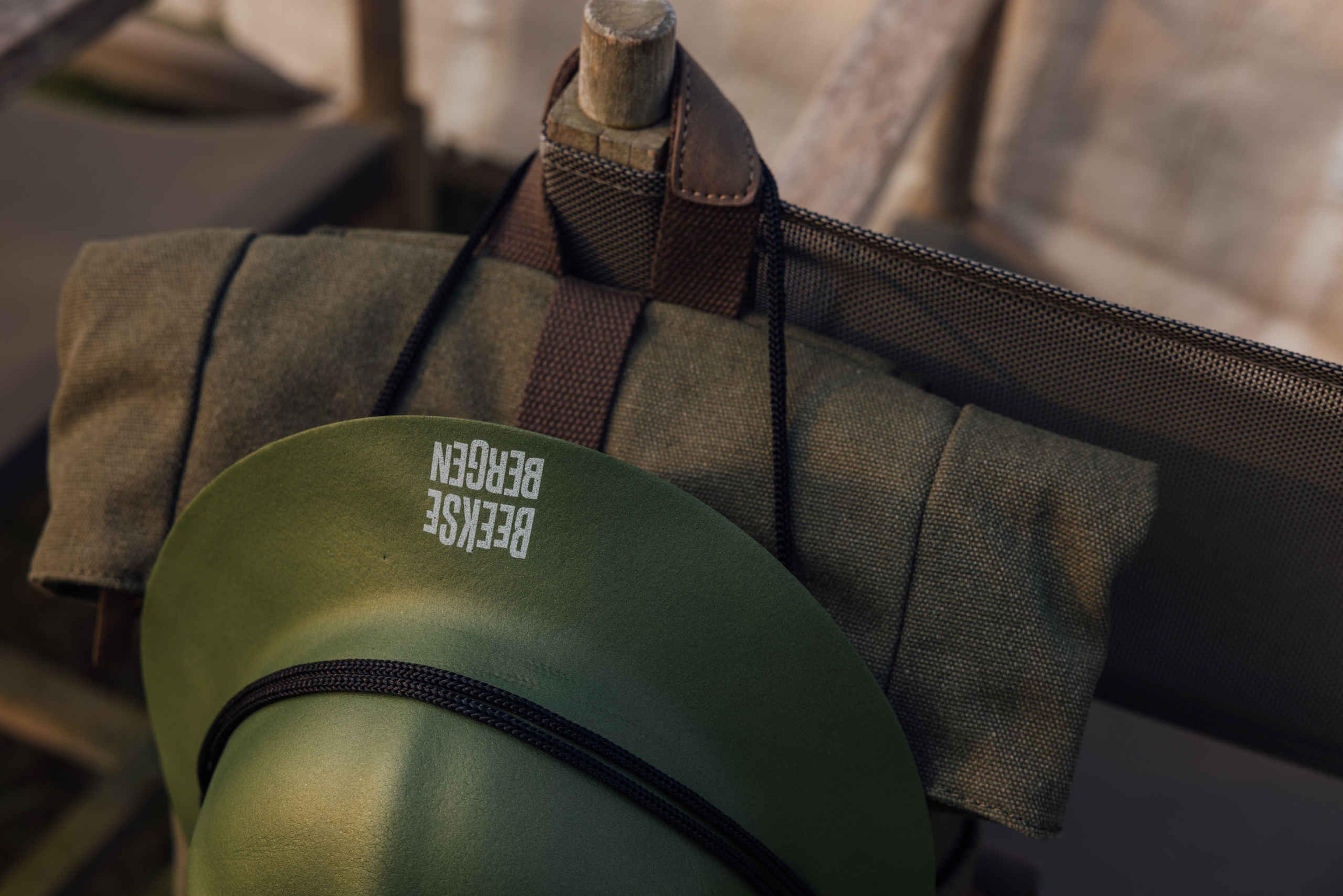 Tas en rangerhoedje bij Beekse Bergen