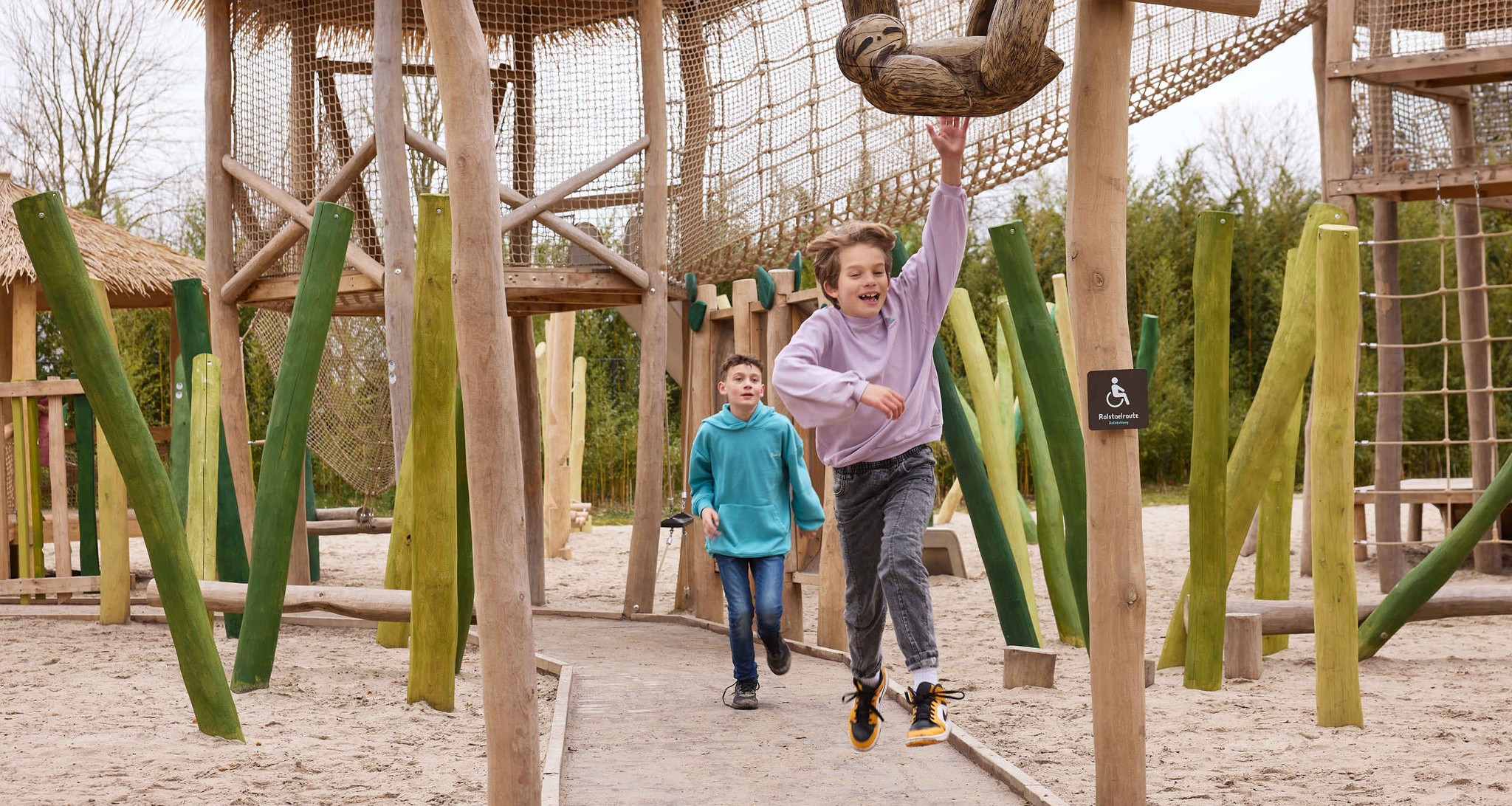 Jongens rennen en springen in speeltuin ZooParc Overloon