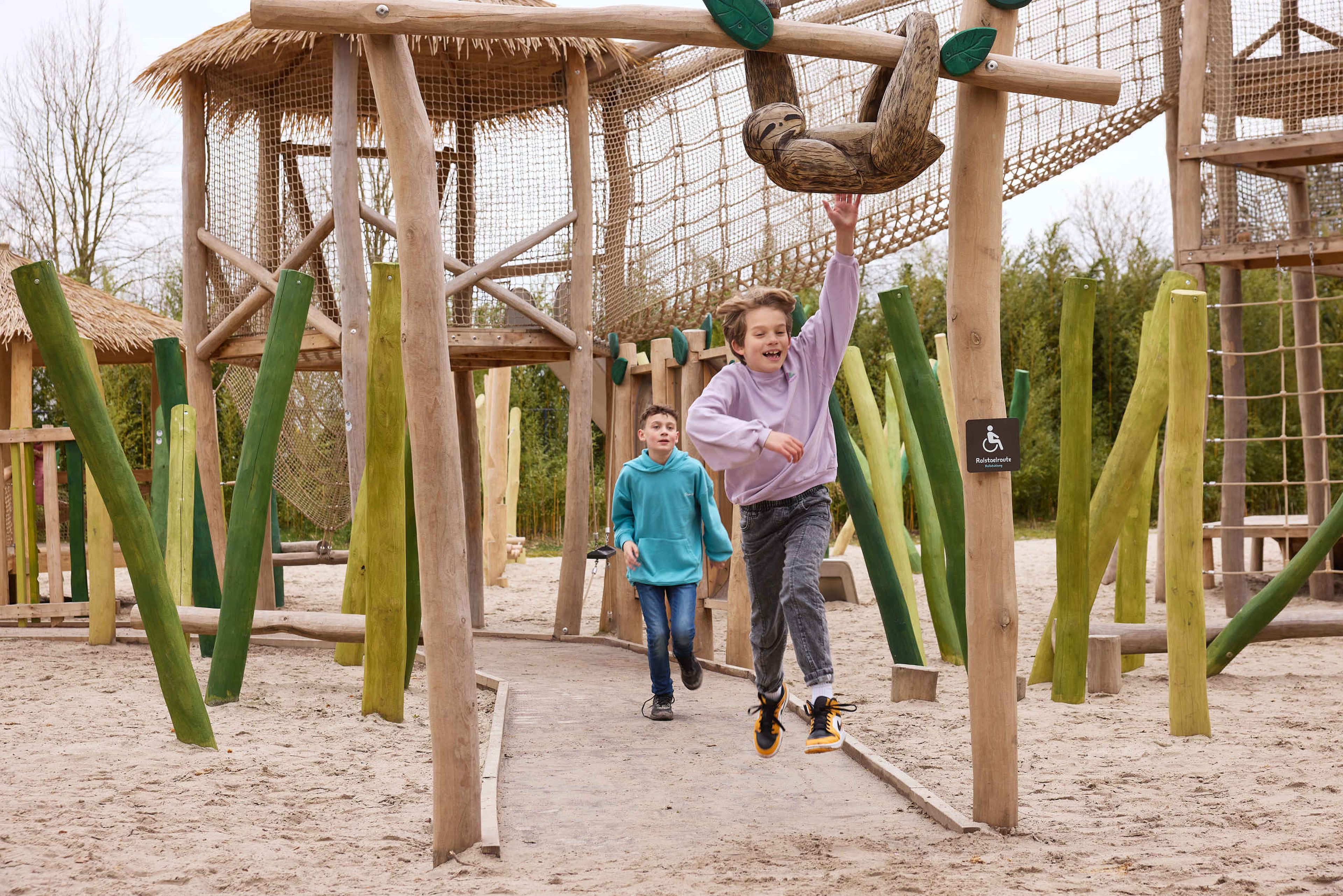 Jongens rennen en springen in speeltuin ZooParc Overloon