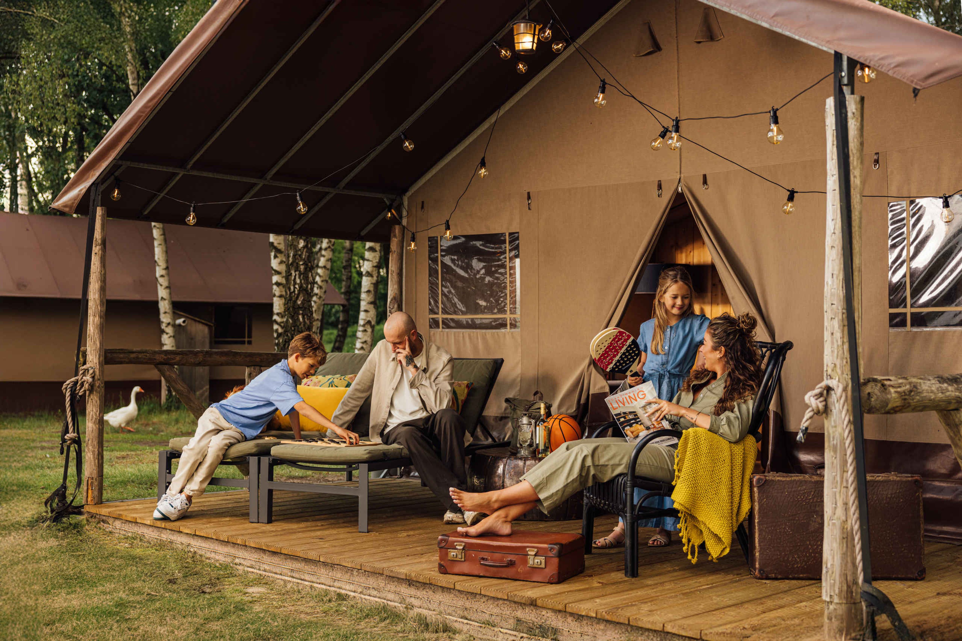 Safaritent Big Five een gezin voor de tent op Lake Resort in Beekse Bergen