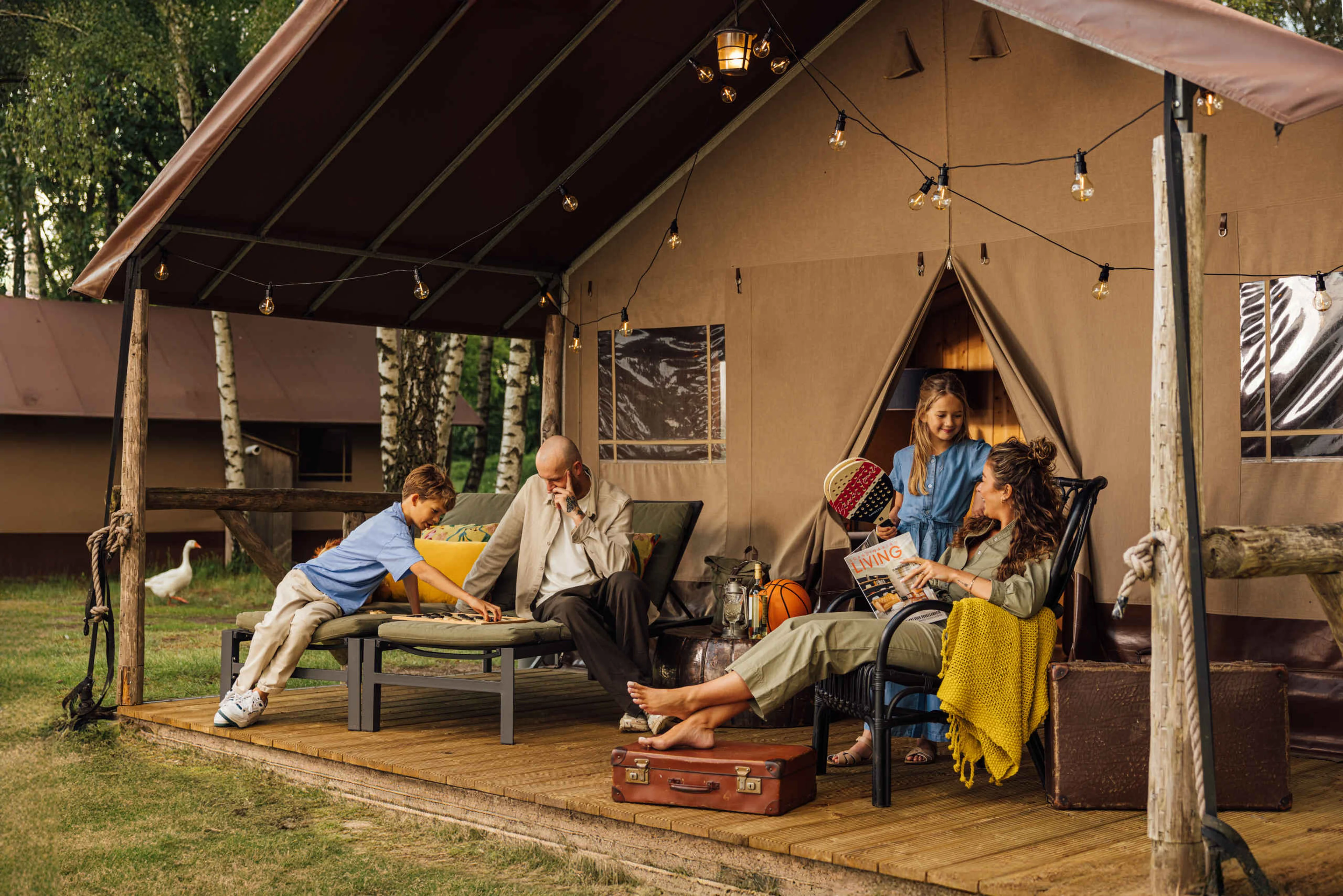 Safaritent Big Five een gezin voor de tent op Lake Resort in Beekse Bergen