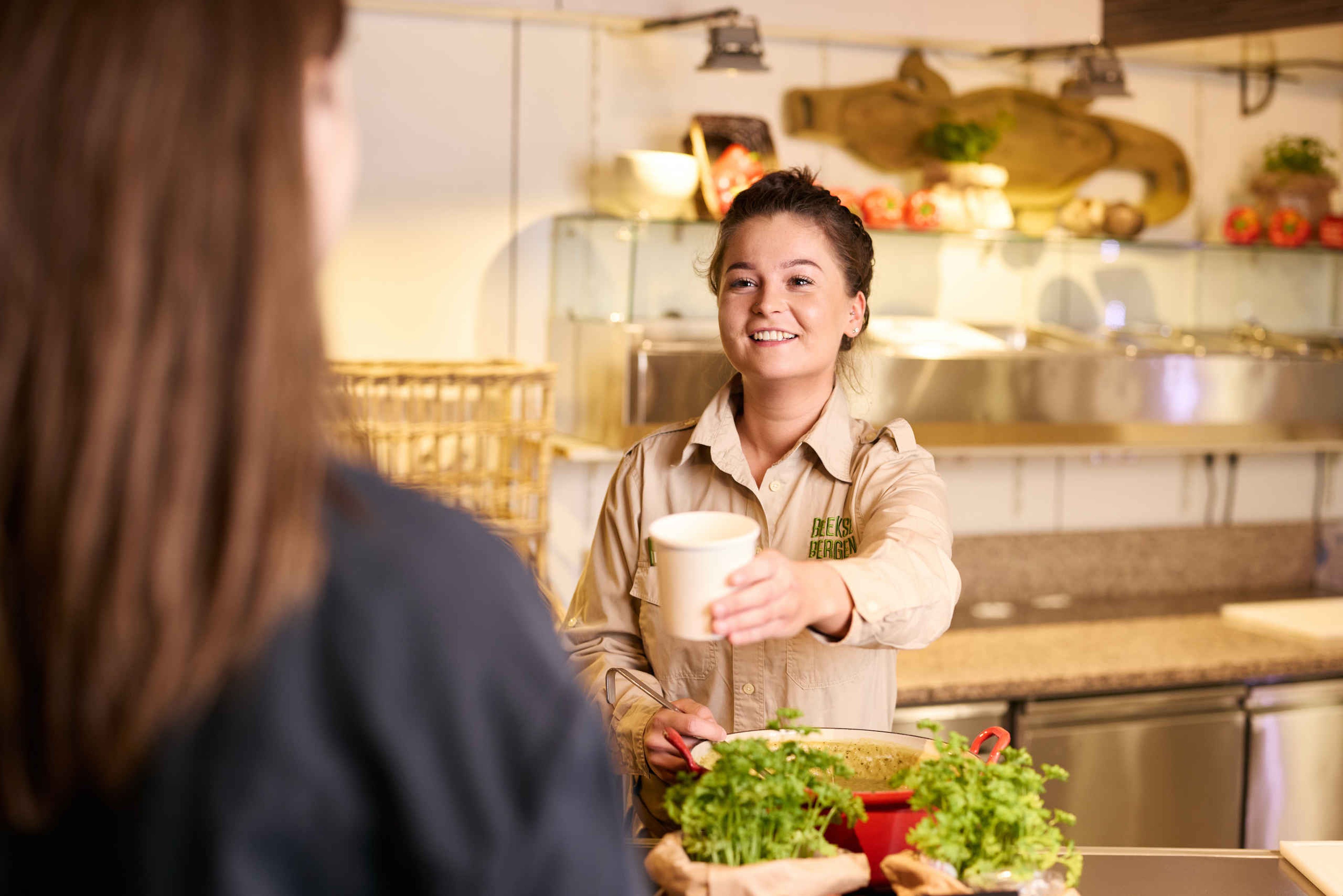 Horeca soep van medewerker bij kongorestaurant in Safaripark Beekse Bergen