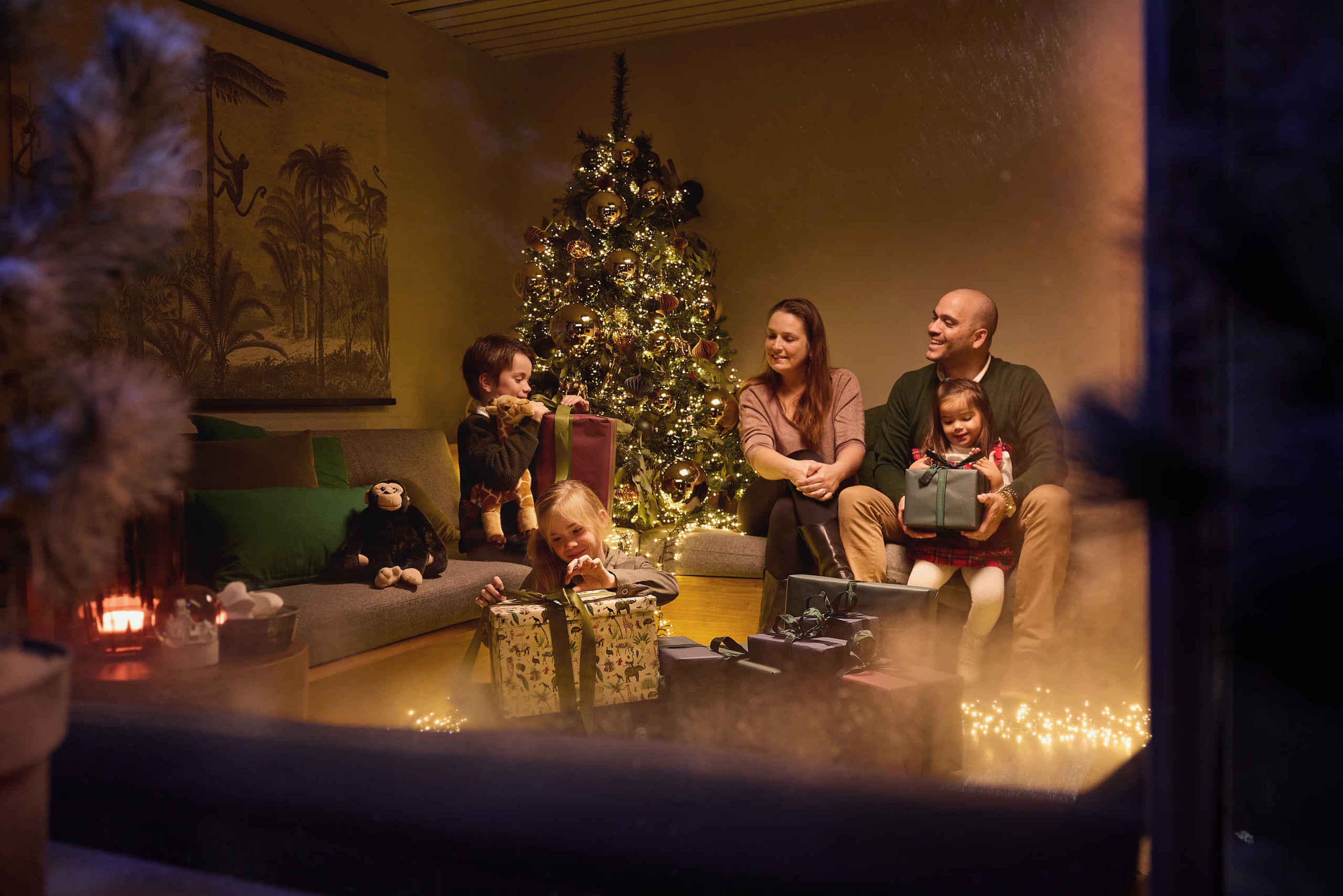 Sinterklaas en piet met cadeautjes bij Beekse Bergen