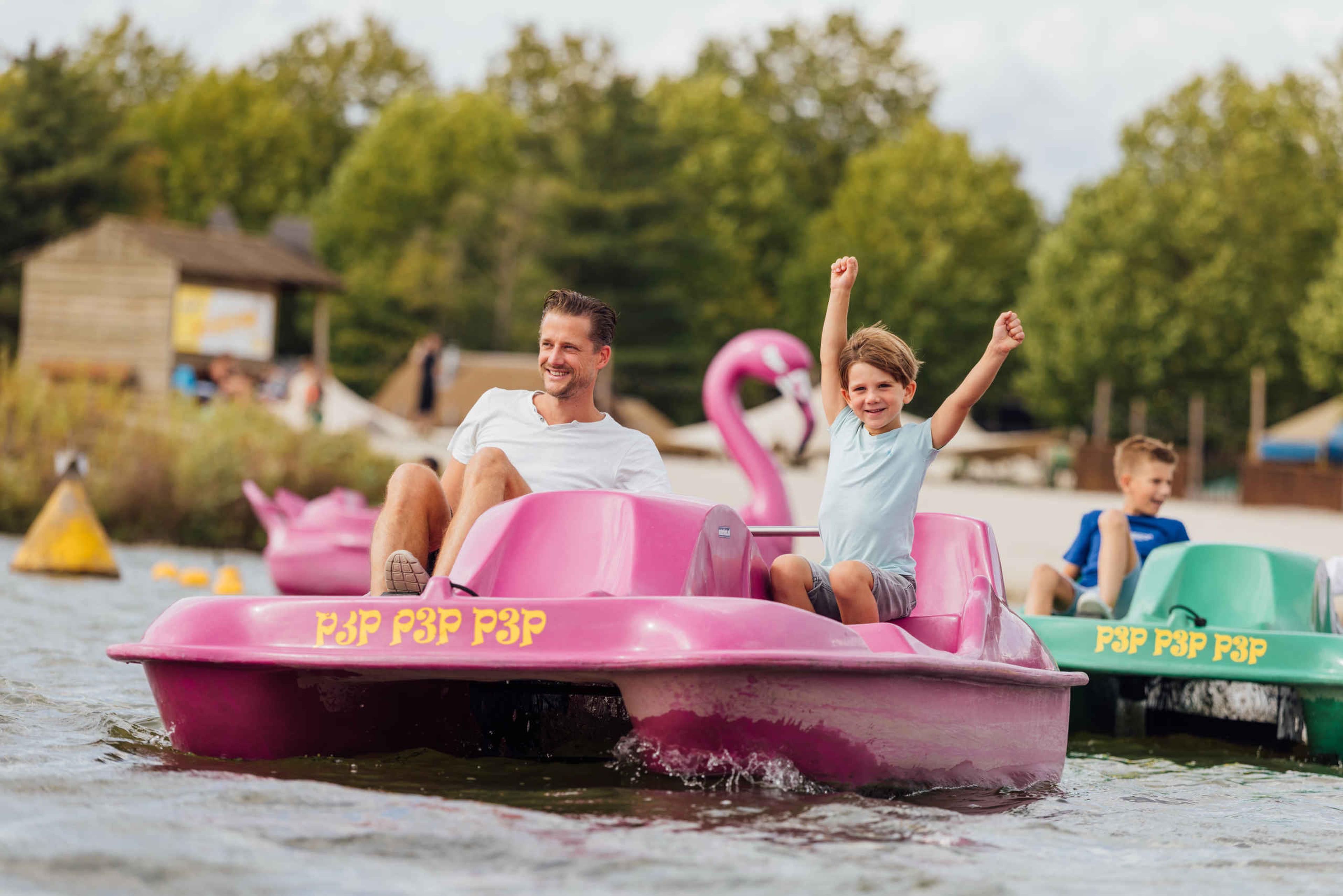 Een vader en kind in een waterfiets op het victoriameer bij Speelland Outdoor Beekse Bergen