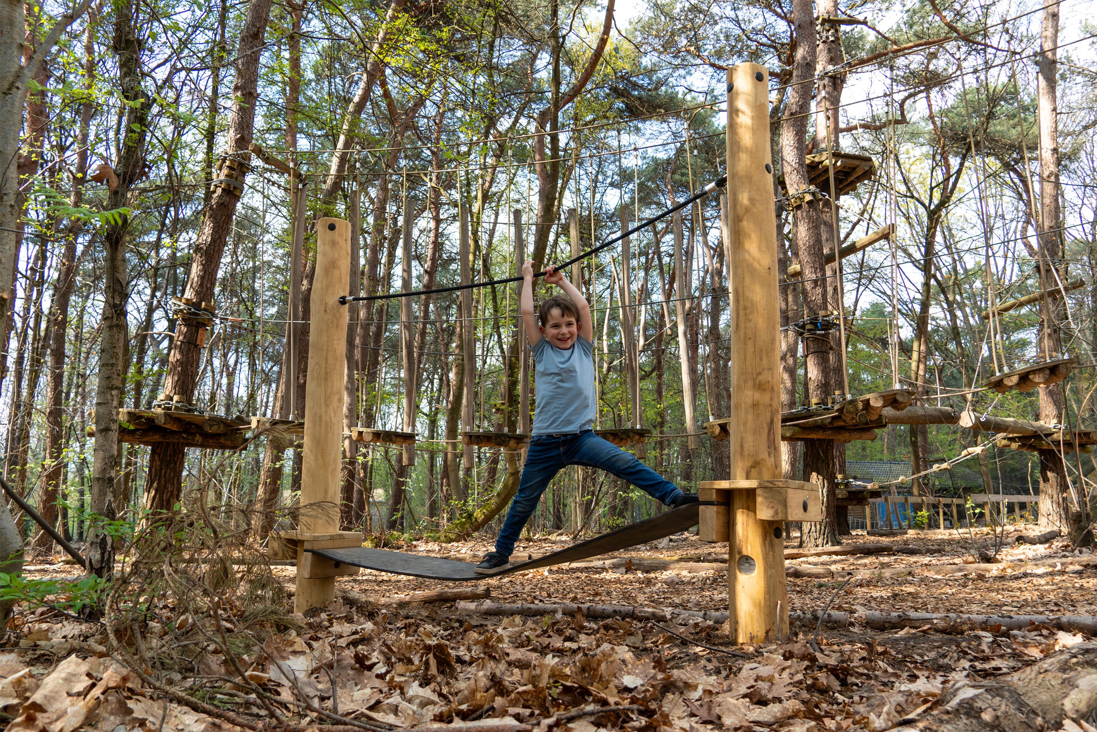 Een jongen op het Low Rope Parcours bij Klimrijk Brabant